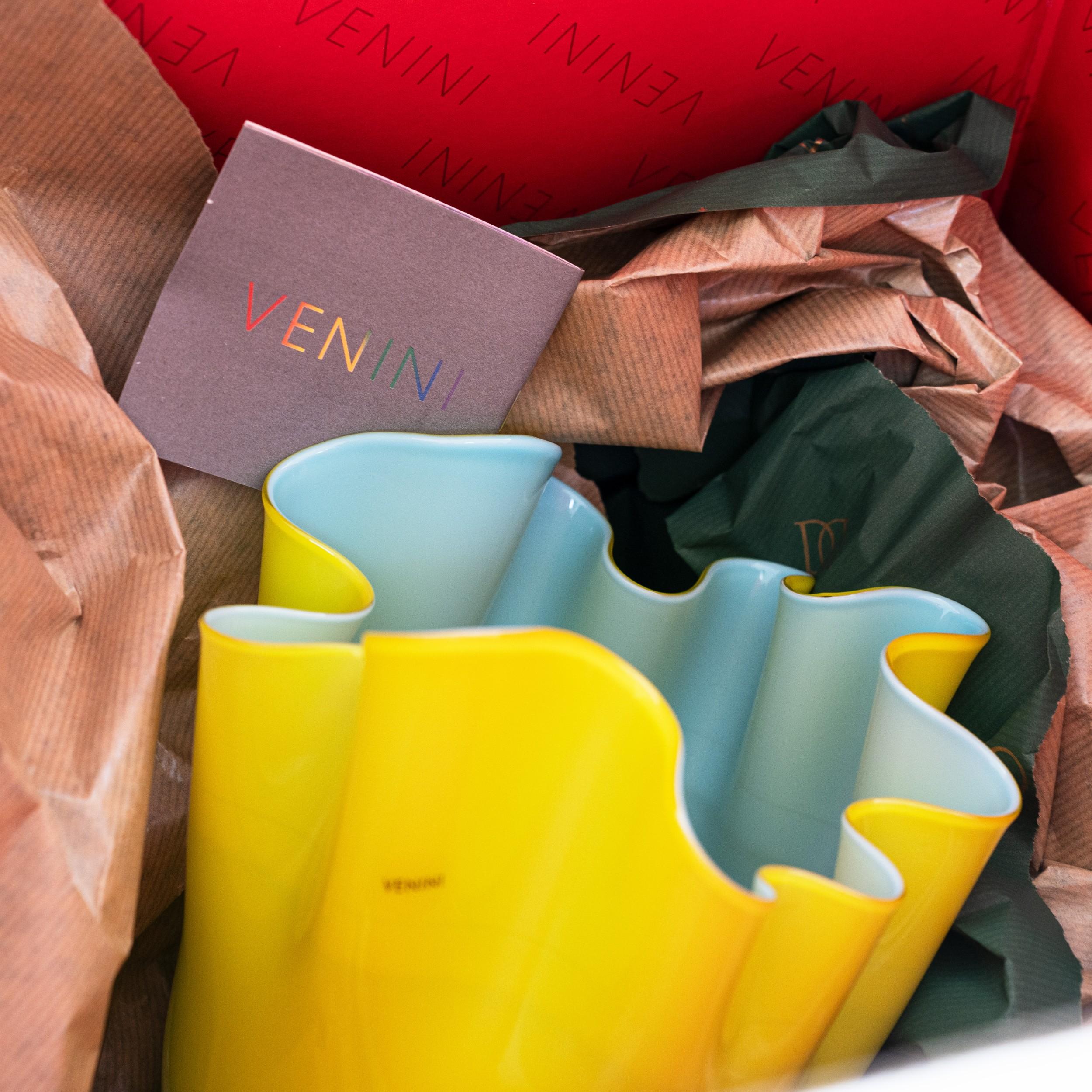 Italiano Venini vaso Fazzoletto Giallo e Acquamarina in vetro di Murano, firmato 2008 in vendita