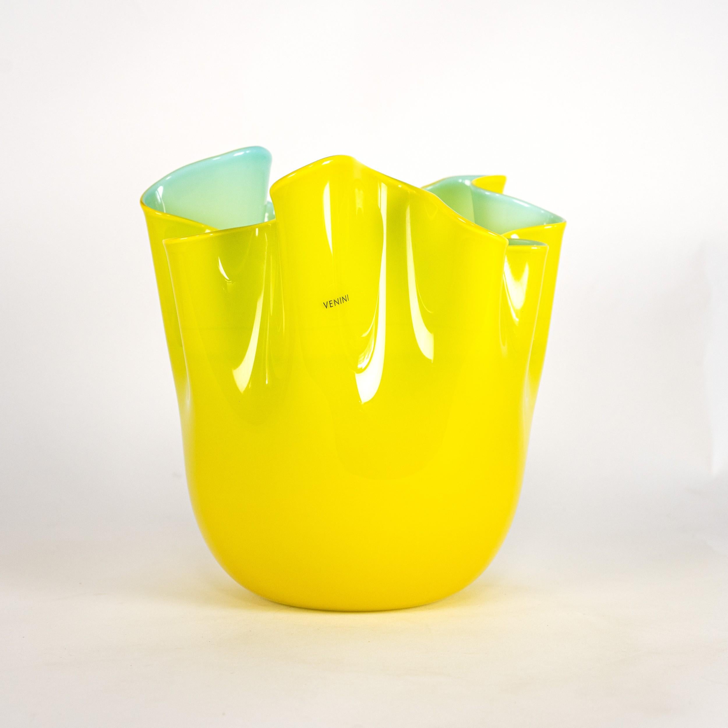 Venini vaso Fazzoletto Giallo e Acquamarina in vetro di Murano, firmato 2008 In condizioni ottime in vendita a Venezia, IT