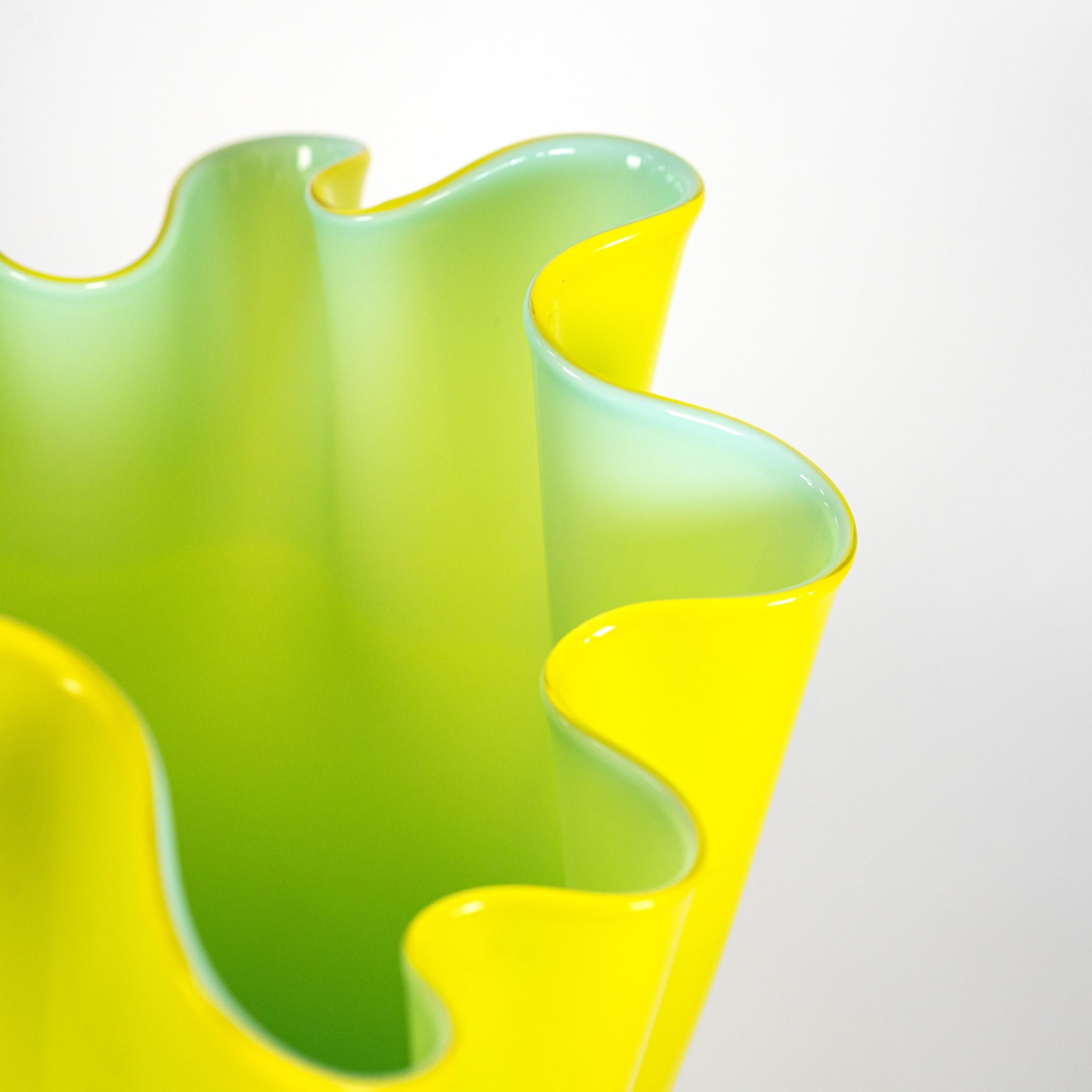 XXI secolo e contemporaneo Venini vaso Fazzoletto Giallo e Acquamarina in vetro di Murano, firmato 2008 in vendita