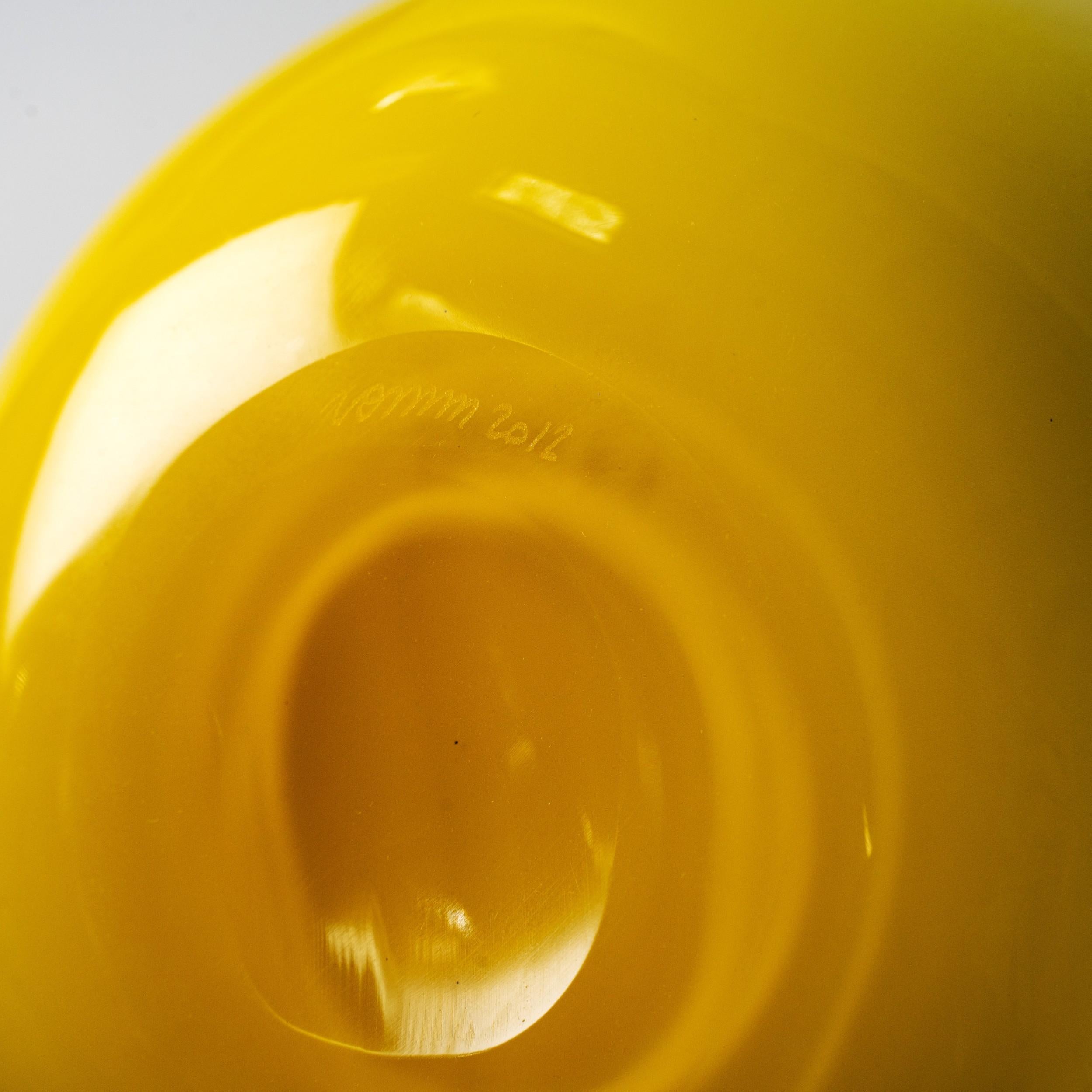 Vaso Fazzoletto di Venini in edizione speciale, modello 700.00, prodotto nel 2012 per commemorare il 90° anniversario di Venini (1921-2011). Realizzato in vetro opalino giallo e acquamarina, soffiato a mano e rifinito con il caratteristico bordo