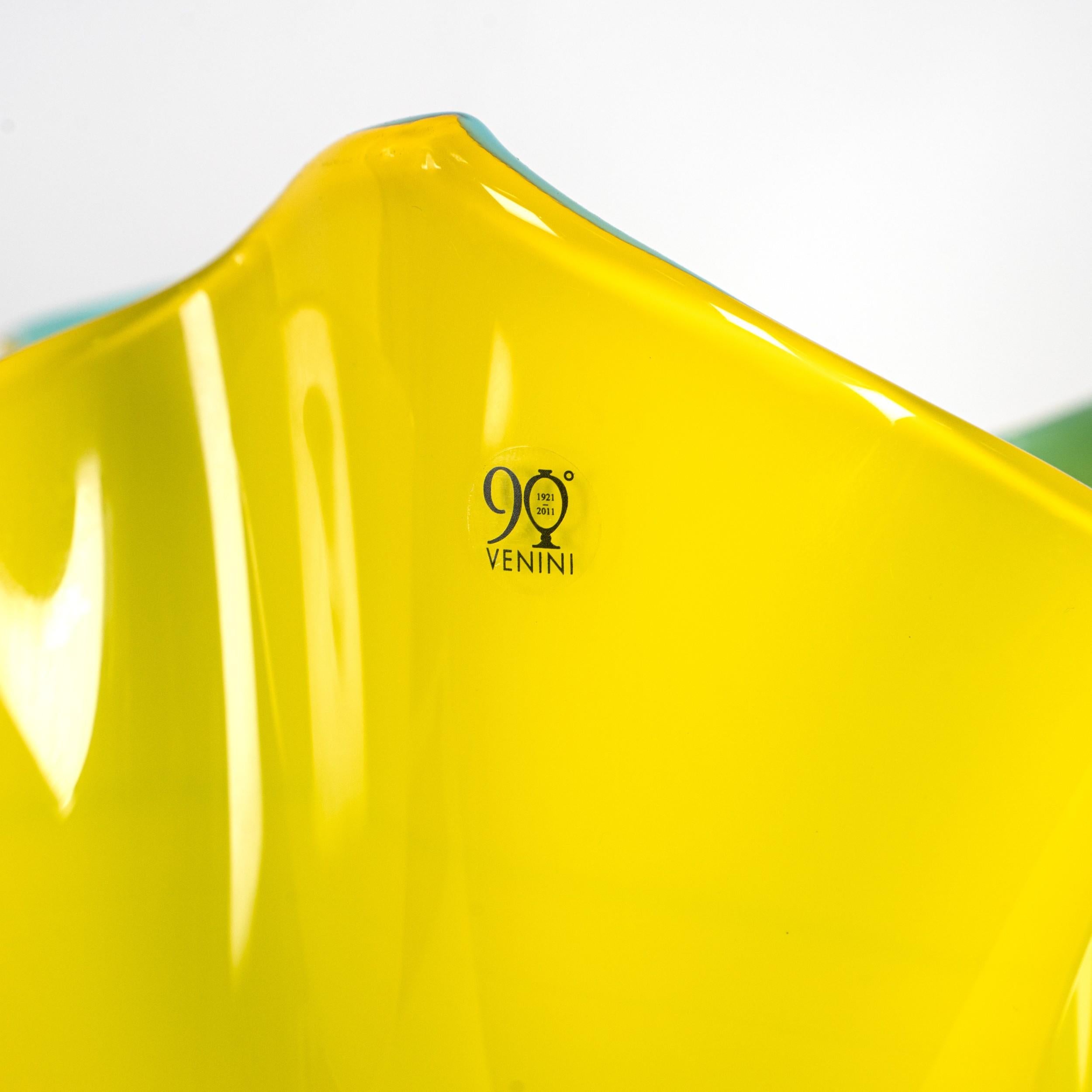 Mid-Century moderno Venini vaso Fazzoletto giallo e blu in vetro di Murano, firmato 2012 90° Anniversario in vendita
