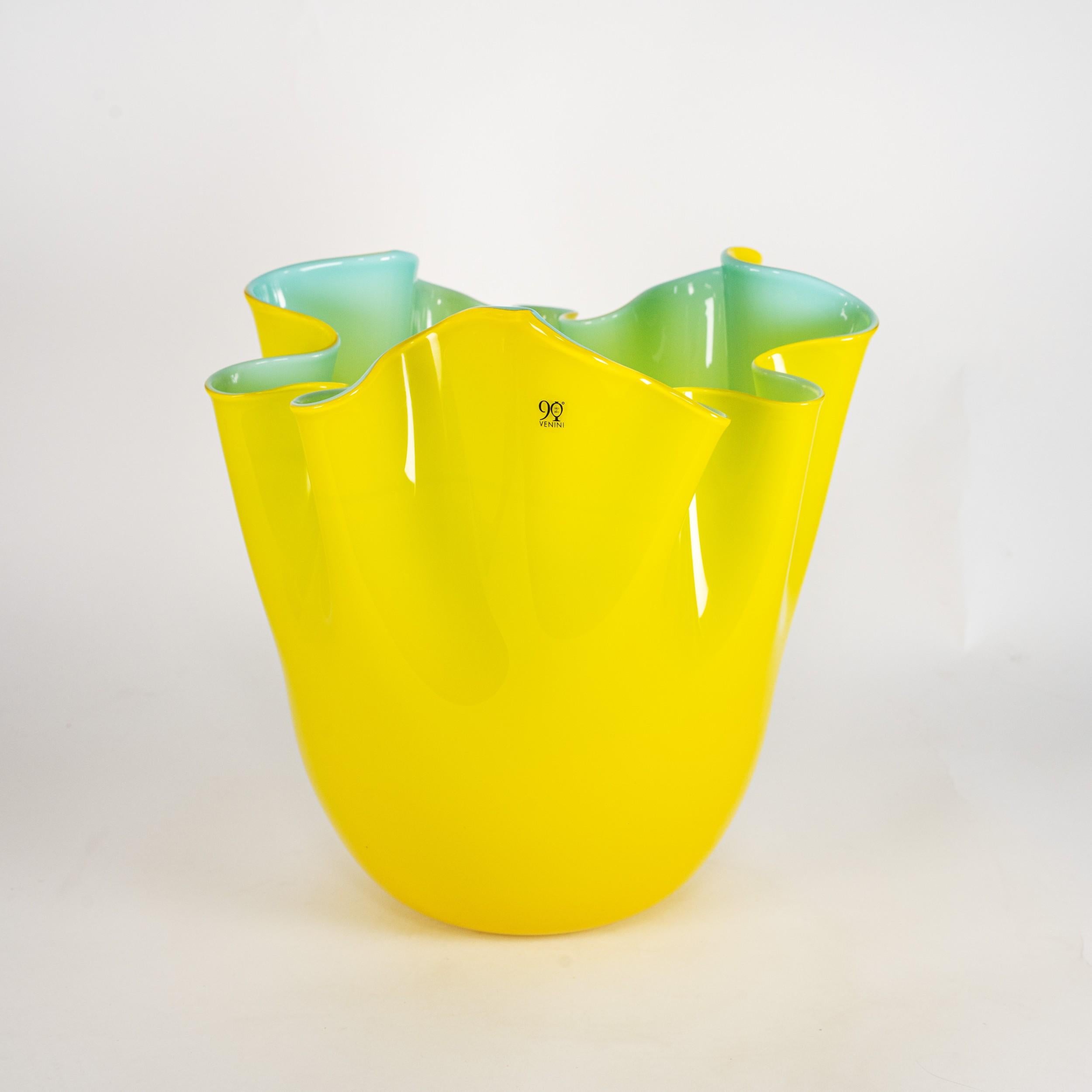 Italiano Venini vaso Fazzoletto giallo e blu in vetro di Murano, firmato 2012 90° Anniversario in vendita