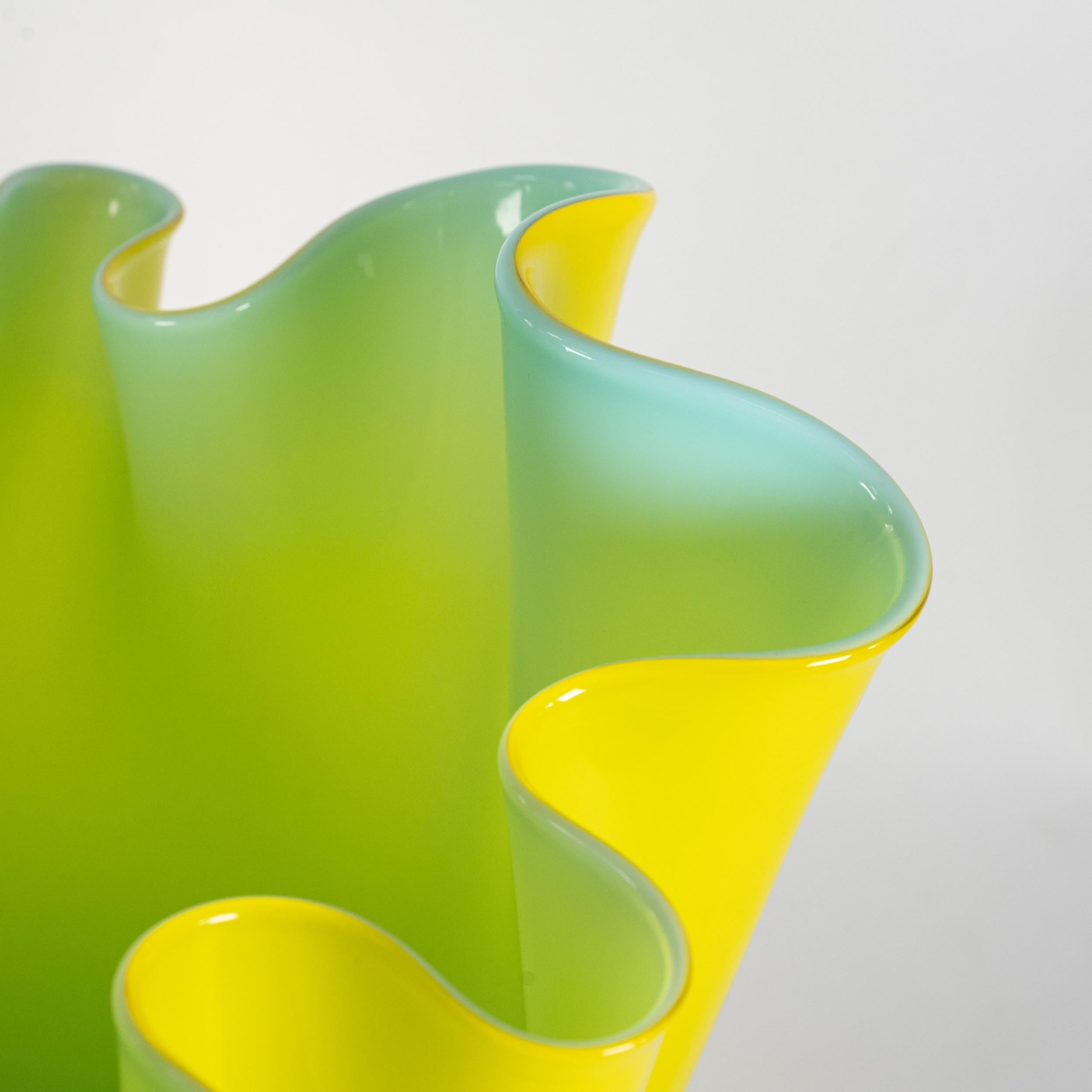 Venini vaso Fazzoletto giallo e blu in vetro di Murano, firmato 2012 90° Anniversario In condizioni ottime in vendita a Venezia, IT