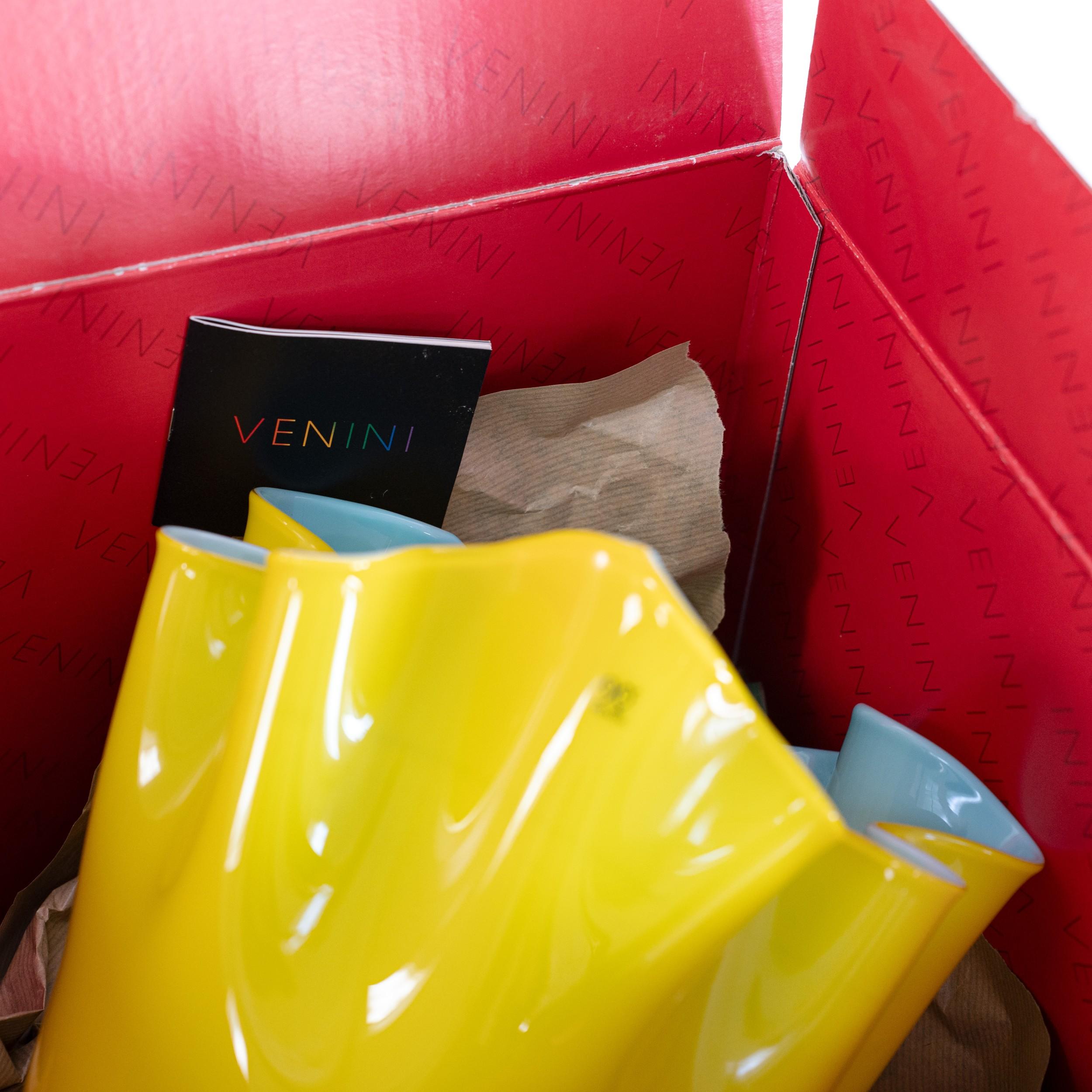 XXI secolo e contemporaneo Venini vaso Fazzoletto giallo e blu in vetro di Murano, firmato 2012 90° Anniversario in vendita