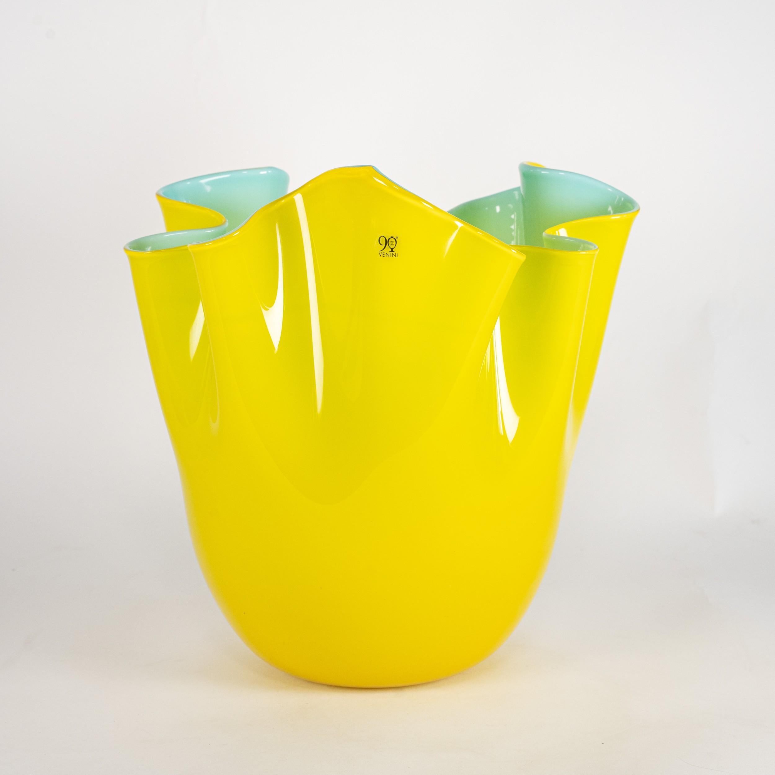 Venini vaso Fazzoletto giallo e blu in vetro di Murano, firmato 2012 90° Anniversario in vendita 1