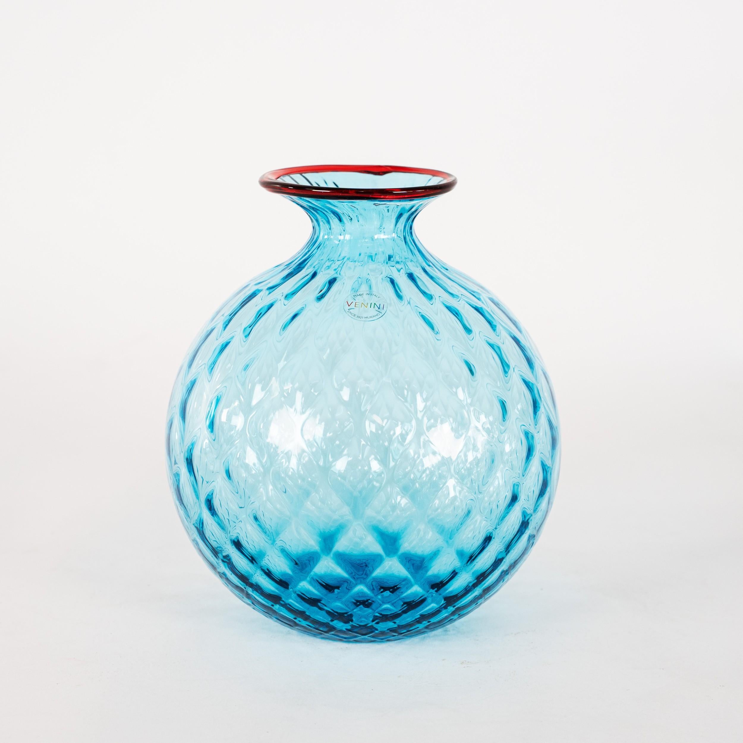 Venini vaso Monofiore 100.16 Acquamarina e Rosso Murano, 2014, fatto a mano in Italia, firmato con scatola originale e certificato. 

Recentemente abbiamo avuto la rara opportunità di acquisire una straordinaria collezione di vasi originali Venini,