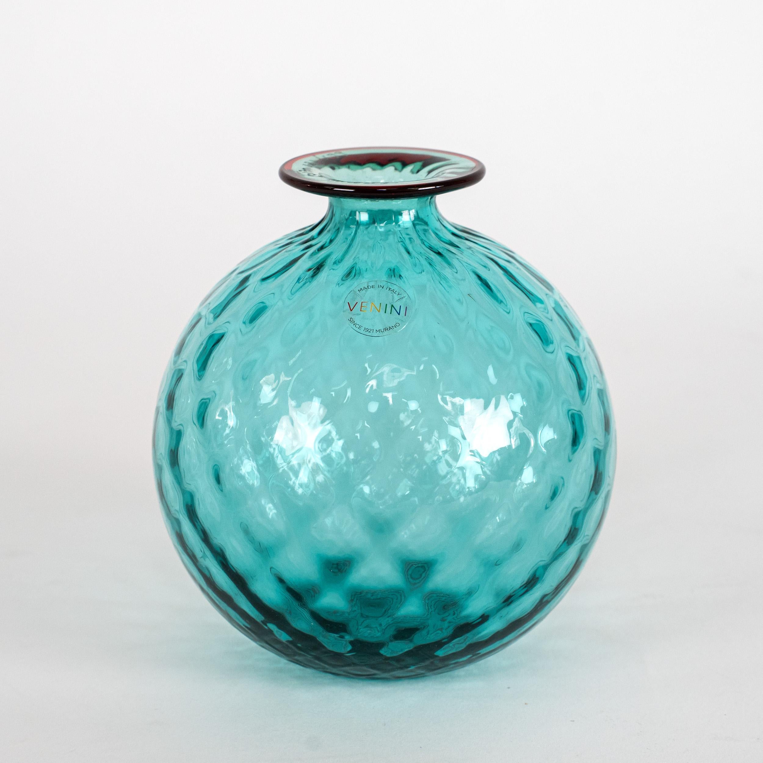 Vaso Monofiore 100.14 in edizione limitata 121/199 Venini, colori Greene & Greene, fatto a mano in Italia, 2017, firmato con scatola originale e certificato. 
Condit: Eccellenti condizioni d'epoca; nessuna scheggiatura, crepa o difetto di struttura