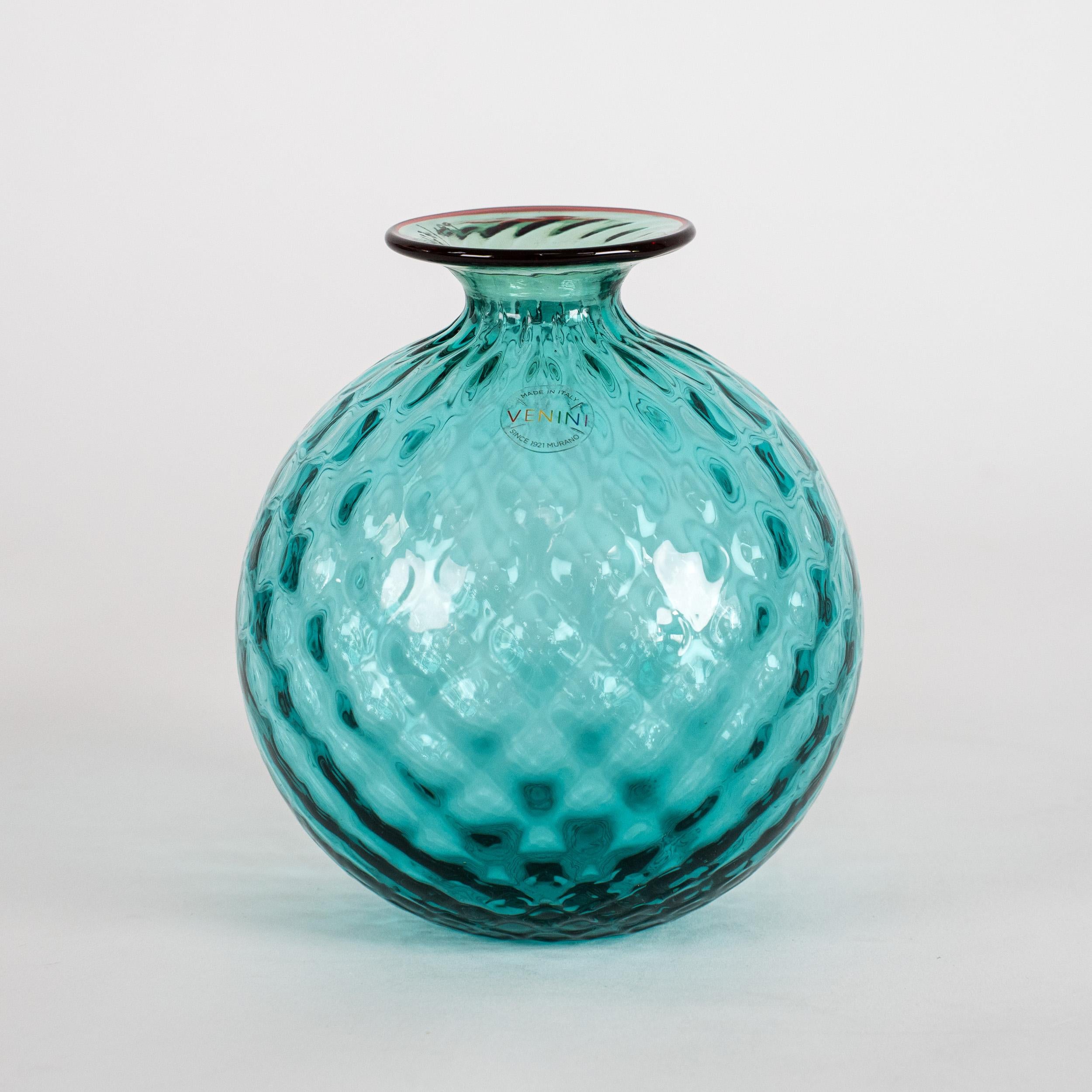 Vaso Monofiore 100.14 in edizione limitata 127/199 Venini, colori Greene & Greene, fatto a mano in Italia, 2017, firmato con scatola originale e certificato.
Condit: Eccellenti condizioni d'epoca; nessuna scheggiatura, crepa o difetto di struttura