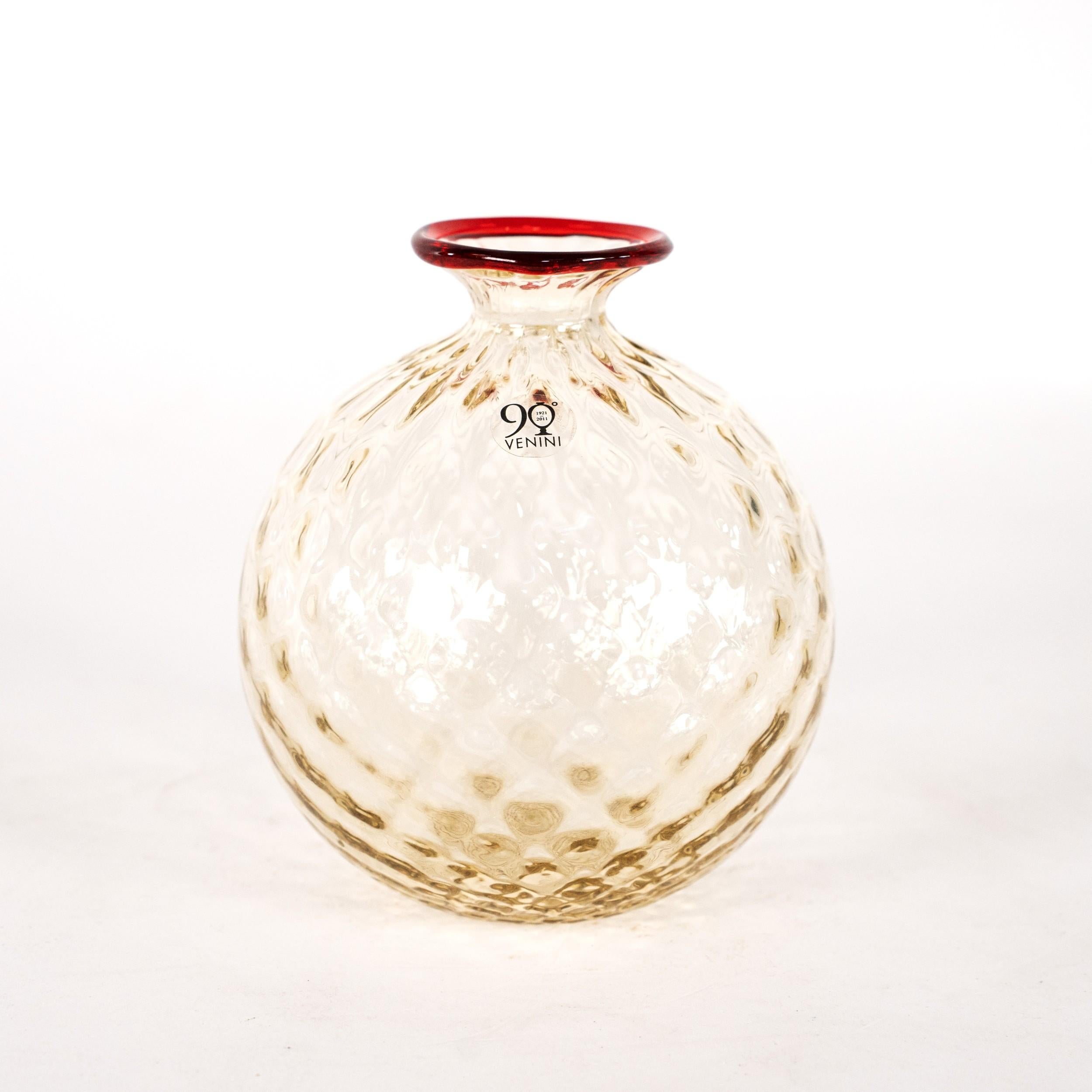 Vaso Monofiore 100.14 Paglia e Rosso in edizione limitata 90° Anniversario Venini, fatto a mano in Italia, 2012, firmato con scatola originale e certificato. 

Recentemente abbiamo avuto la rara opportunità di acquisire una straordinaria