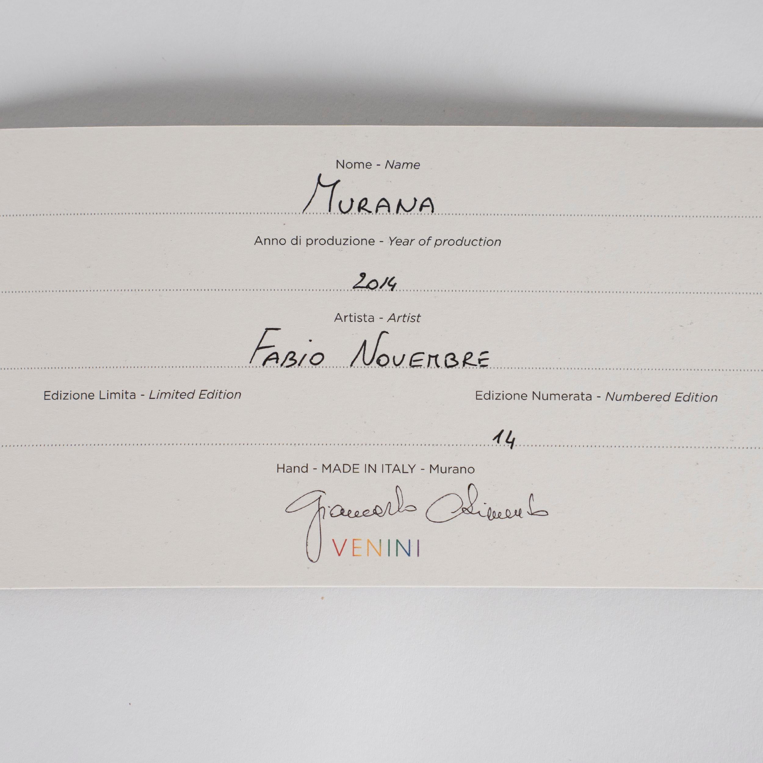 Vaso Venini in vetro di Murano con paglia Edizione numerata 14, firmata 2014 con scatola originale e certificato.

Rendendo omaggio alla città di Venezia e a uno dei suoi simboli più iconici, l'inconfondibile ironia del designer Fabio Novembre