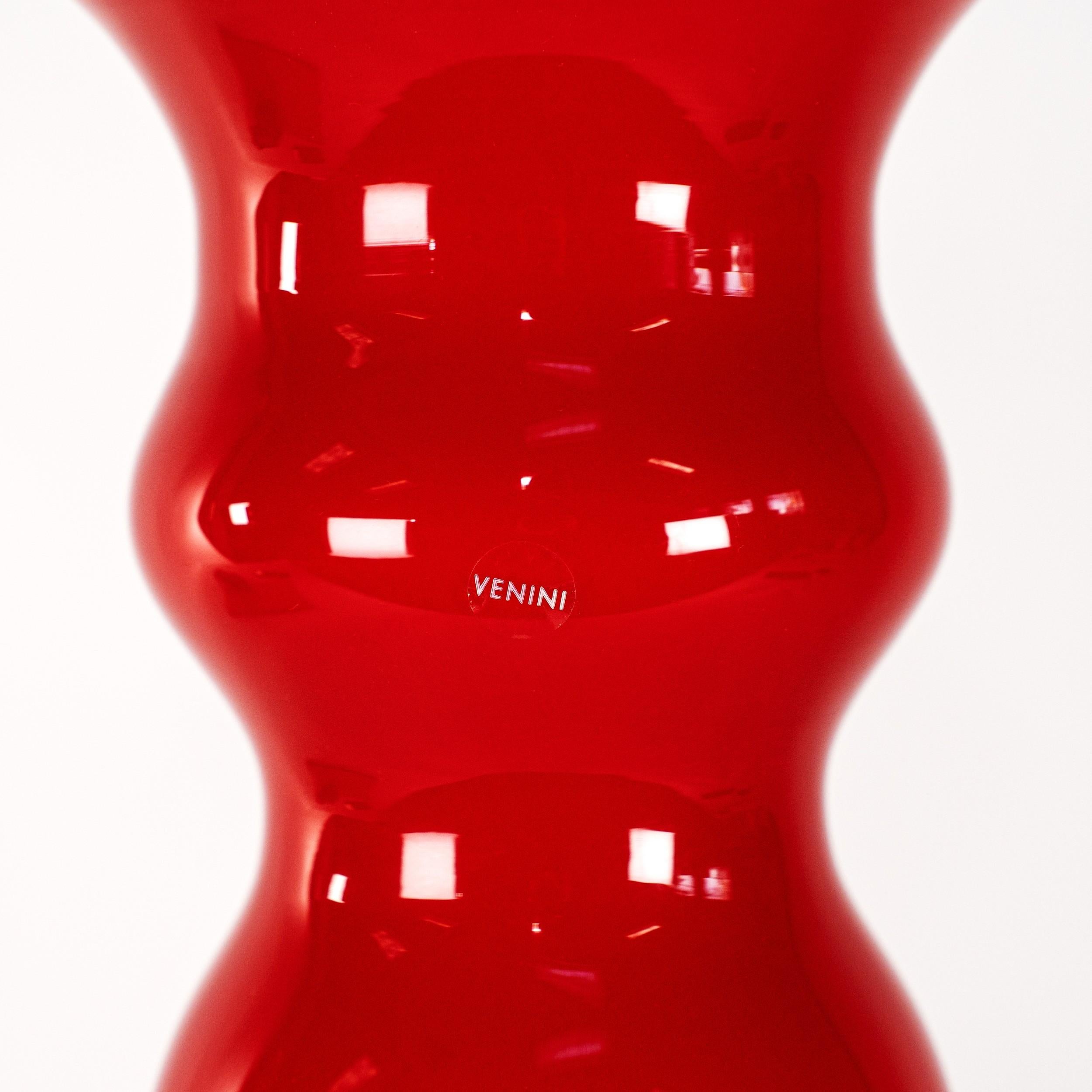 VENINI Vase Odalische Rot und Weiß Farbe Murano Glas, Signiert 2009 mit Box (Moderne der Mitte des Jahrhunderts) im Angebot