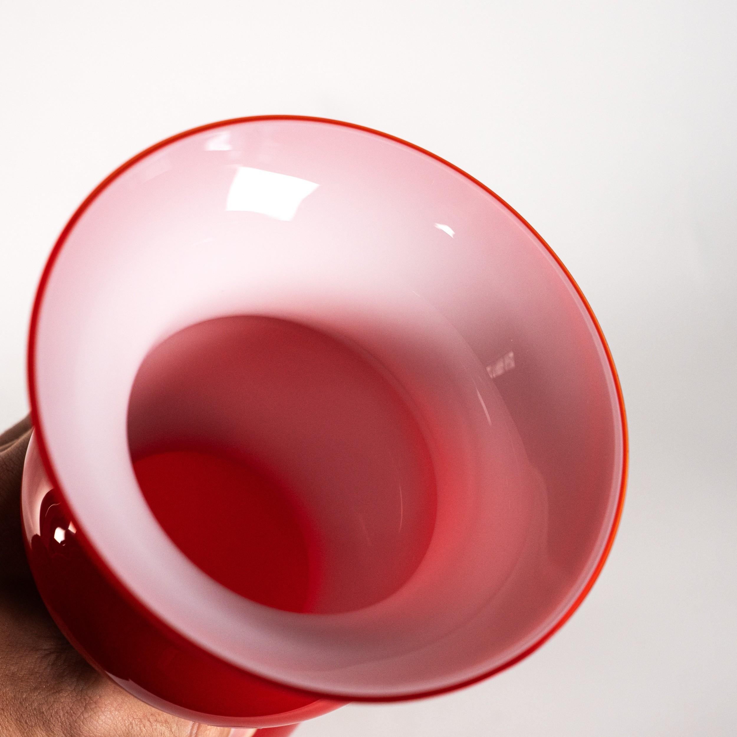 VENINI Vase Odalische Rot und Weiß Farbe Murano Glas, Signiert 2009 mit Box (Italienisch) im Angebot