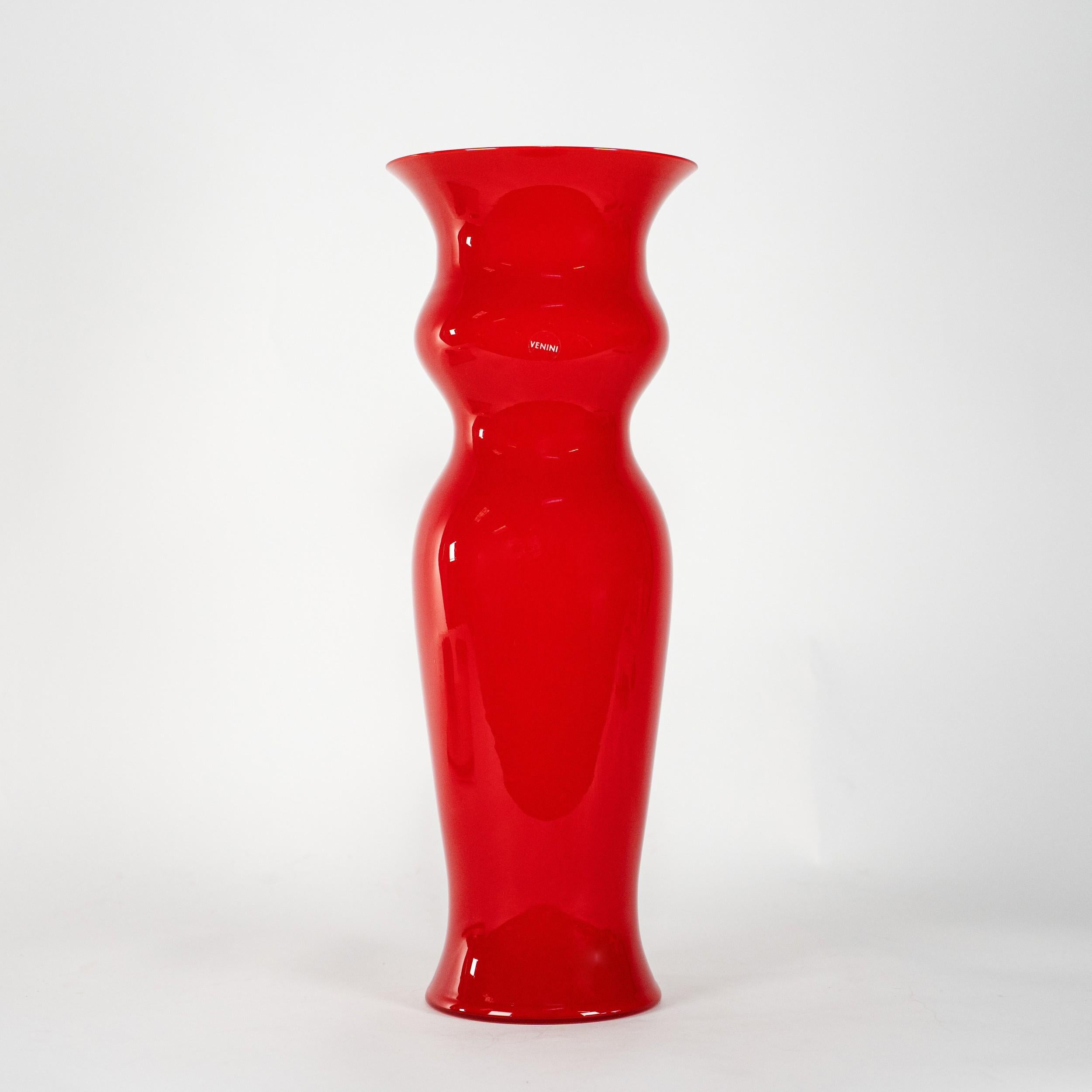 VENINI Vase Odalische Rot und Weiß Farbe Murano Glas, Signiert 2009 mit Box im Zustand „Hervorragend“ im Angebot in Venezia, IT
