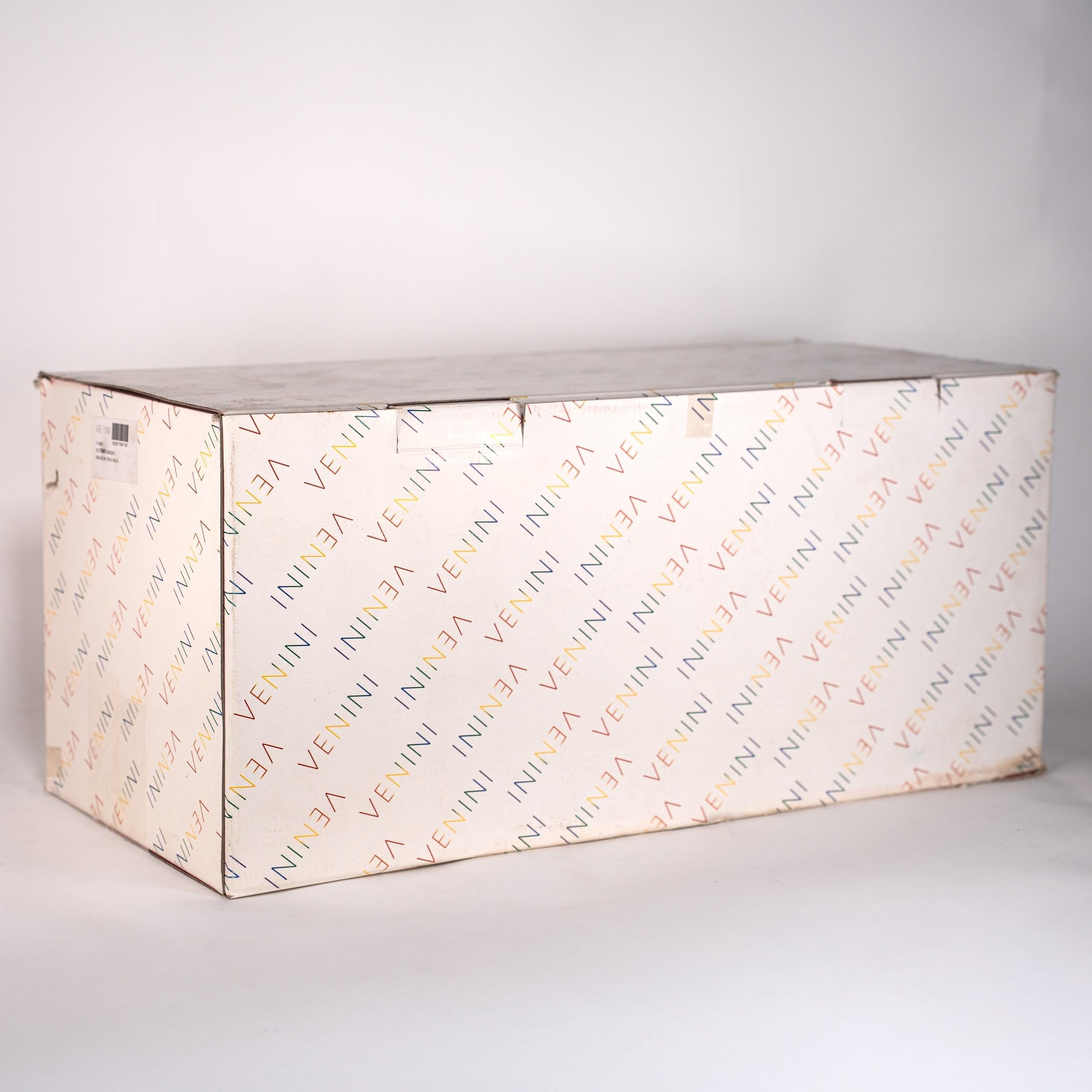 VENINI Vase Odalische Rot und Weiß Farbe Murano Glas, Signiert 2009 mit Box (Geblasenes Glas) im Angebot