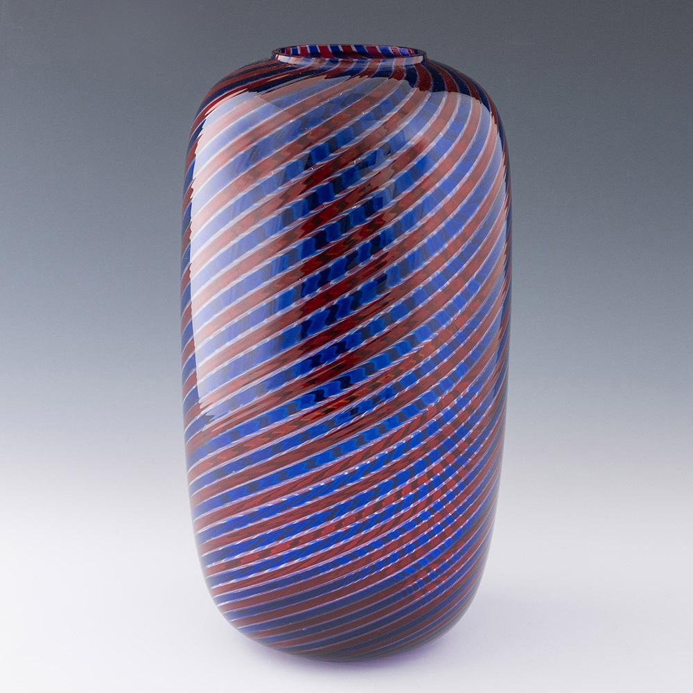 Intitulé :Vase Venini - Verre de Murano
Date : 1990
Origine : Murano
Caractéristiques du bol : Canne retirti- Alternance de spirales de verre bleu et rouge séparées par du verre clair.
Marques : Signé Venini 90 sur la base
Type : Plomb
Taille : 35,5
