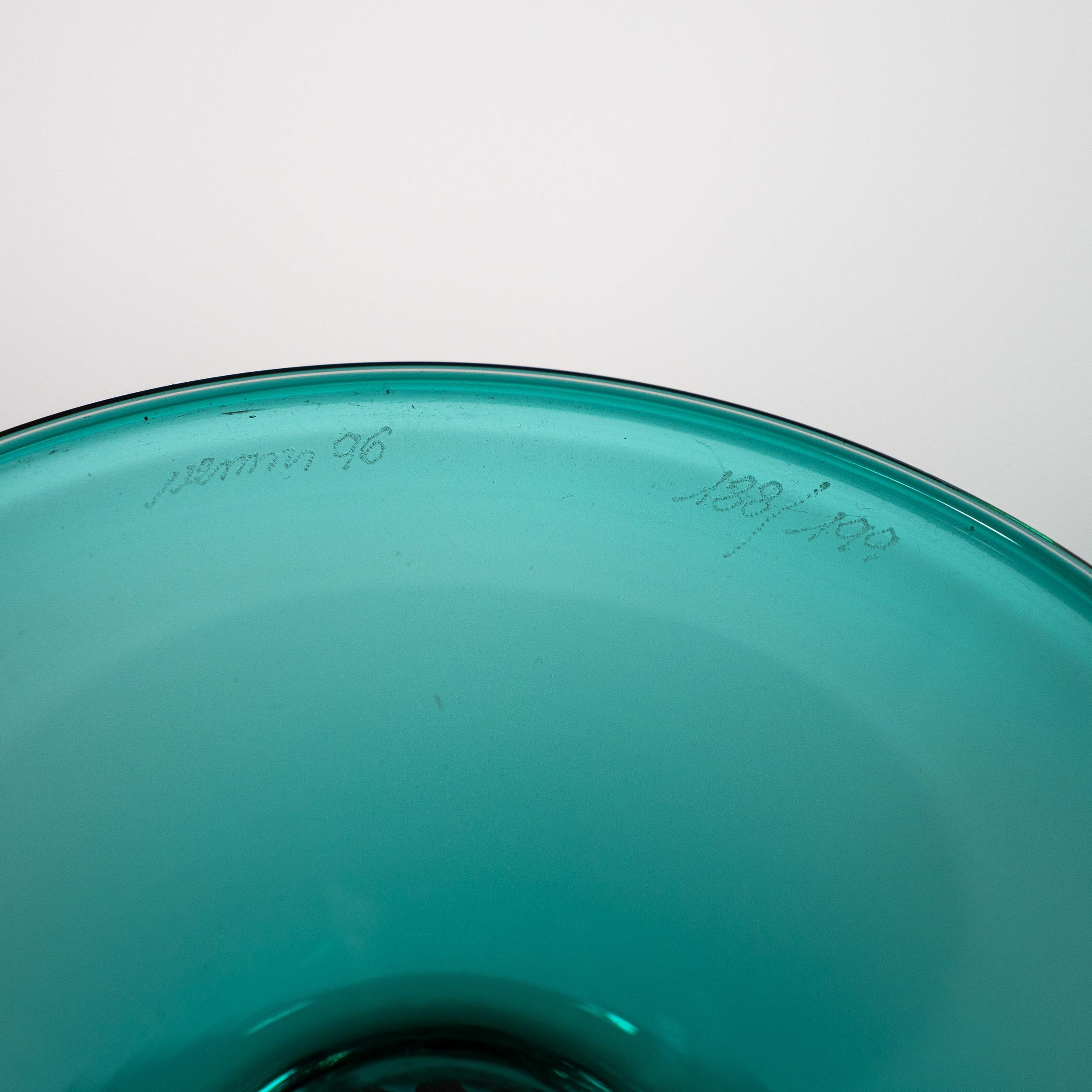 Eccezionale vaso di Venini Veronese, modello 600.05, prodotto nel 1996 in edizione limitata di soli 199 pezzi. Questo esemplare è numerato 188/199, firmato sulla base e accompagnato dalla scatola e dal certificato originali di Venini.
Il Veronese è