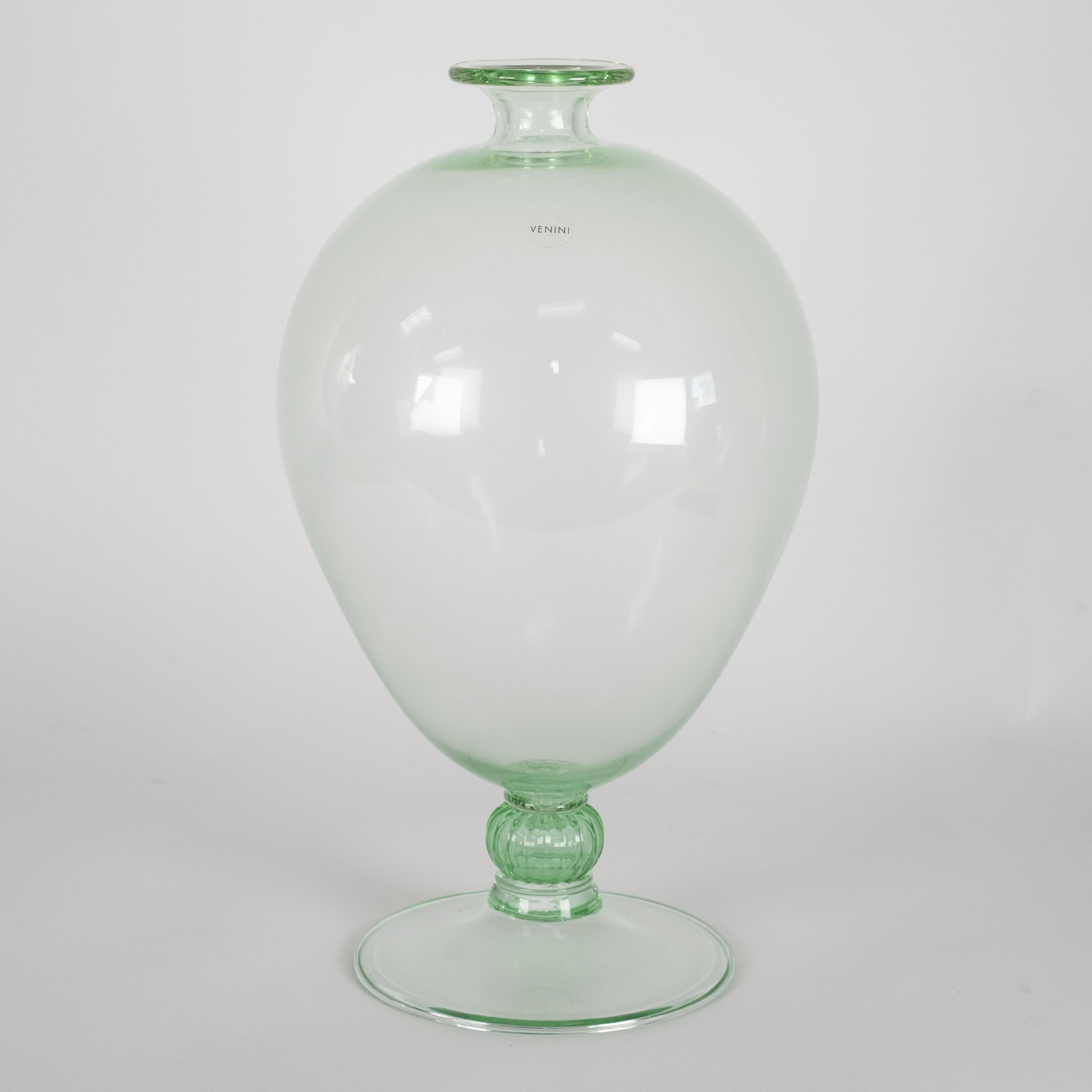 Eccezionale vaso di Venini Veronese, modello 600.01, prodotto nel 2010.
Firmato sulla base e accompagnato dalla scatola originale di Venini e dai fogli di carta.

Il Veronese è una delle forme più celebri del catalogo Venini, un'icona del design del