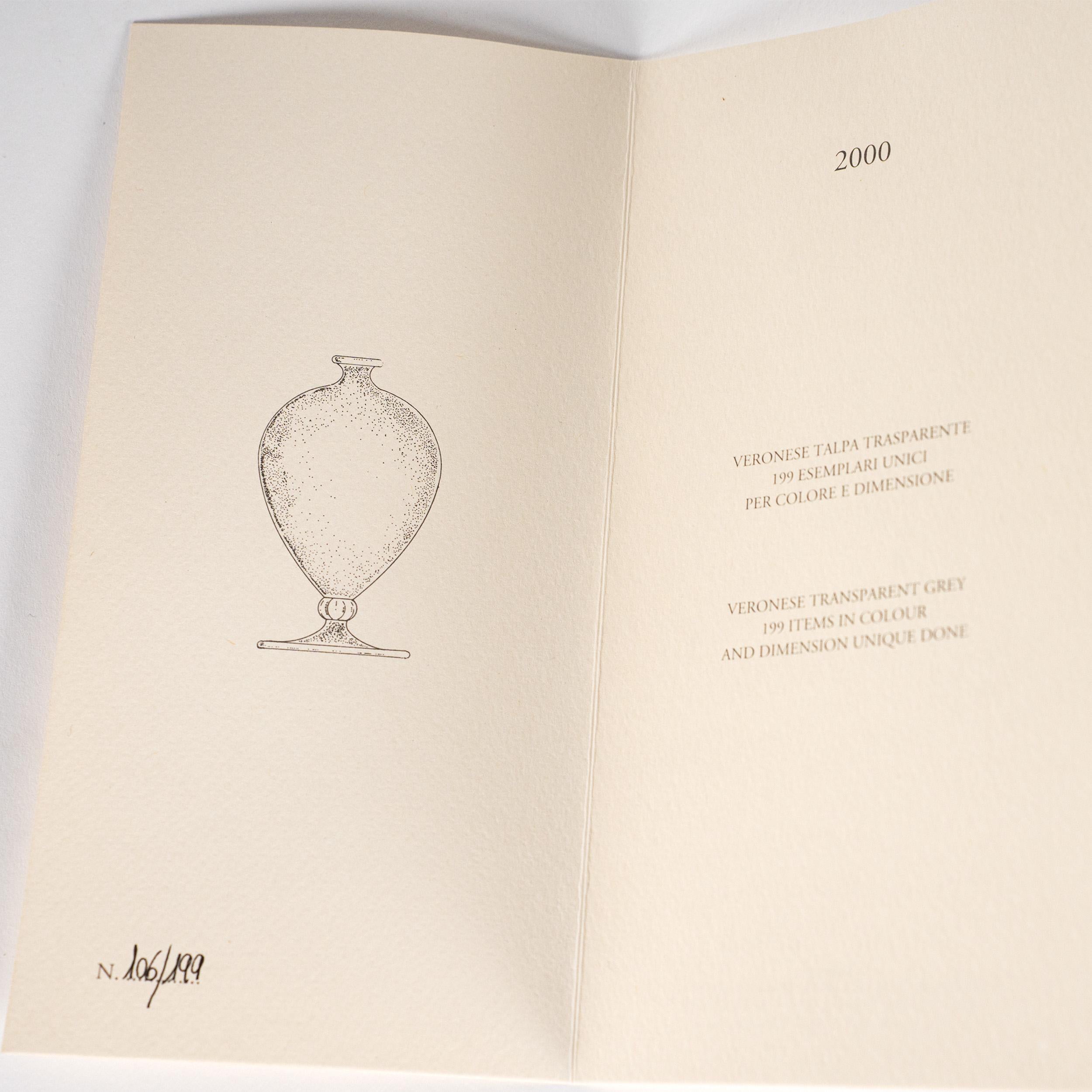 Eccezionale vaso di Venini Veronese, modello 600.05, prodotto nel 2000 in edizione limitata di soli 199 pezzi. Questo esemplare è numerato 106/199, firmato sulla base e accompagnato dalla scatola e dal certificato originali di Venini.
Il Veronese è