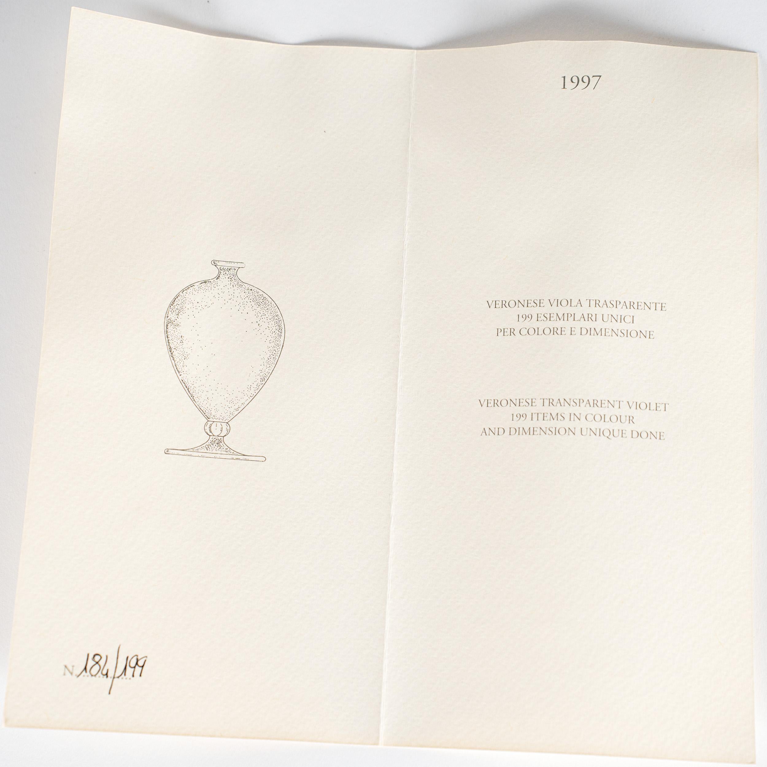 Excepcional jarrón Veronés Venini, modelo 600.05, fabricado en 1997 como edición limitada de sólo 199 piezas. Este ejemplar está numerado 184/199, firmado en la base, y va acompañado de su caja y certificado Venini originales.

El Veronés es una de