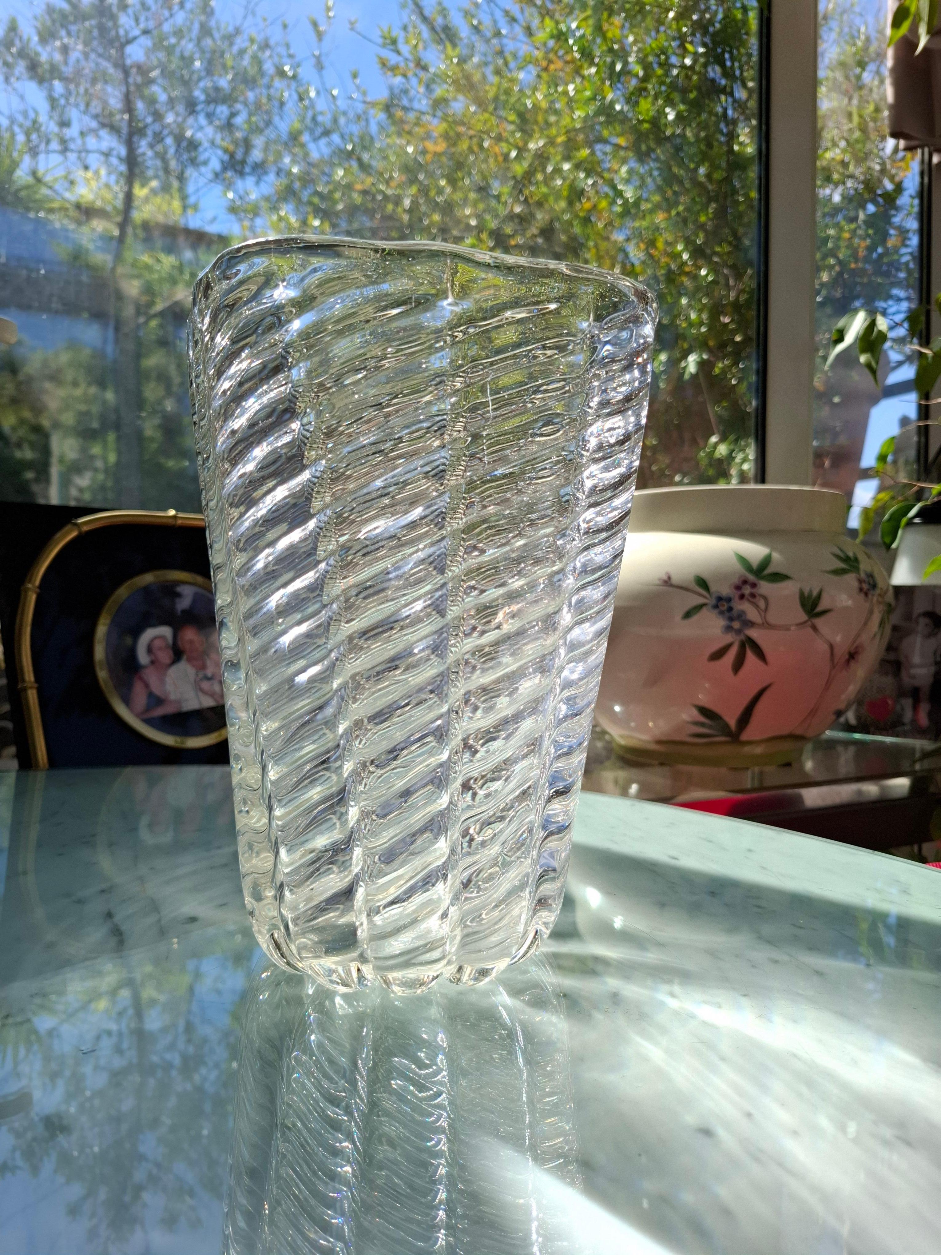RAFFINATO VASO IN VETRO DI MURANO DELLA VENINI LEGGERMENTE IRIDESCENTE DEL 1950
PROVENIENTE DA UNa villa Comasca.