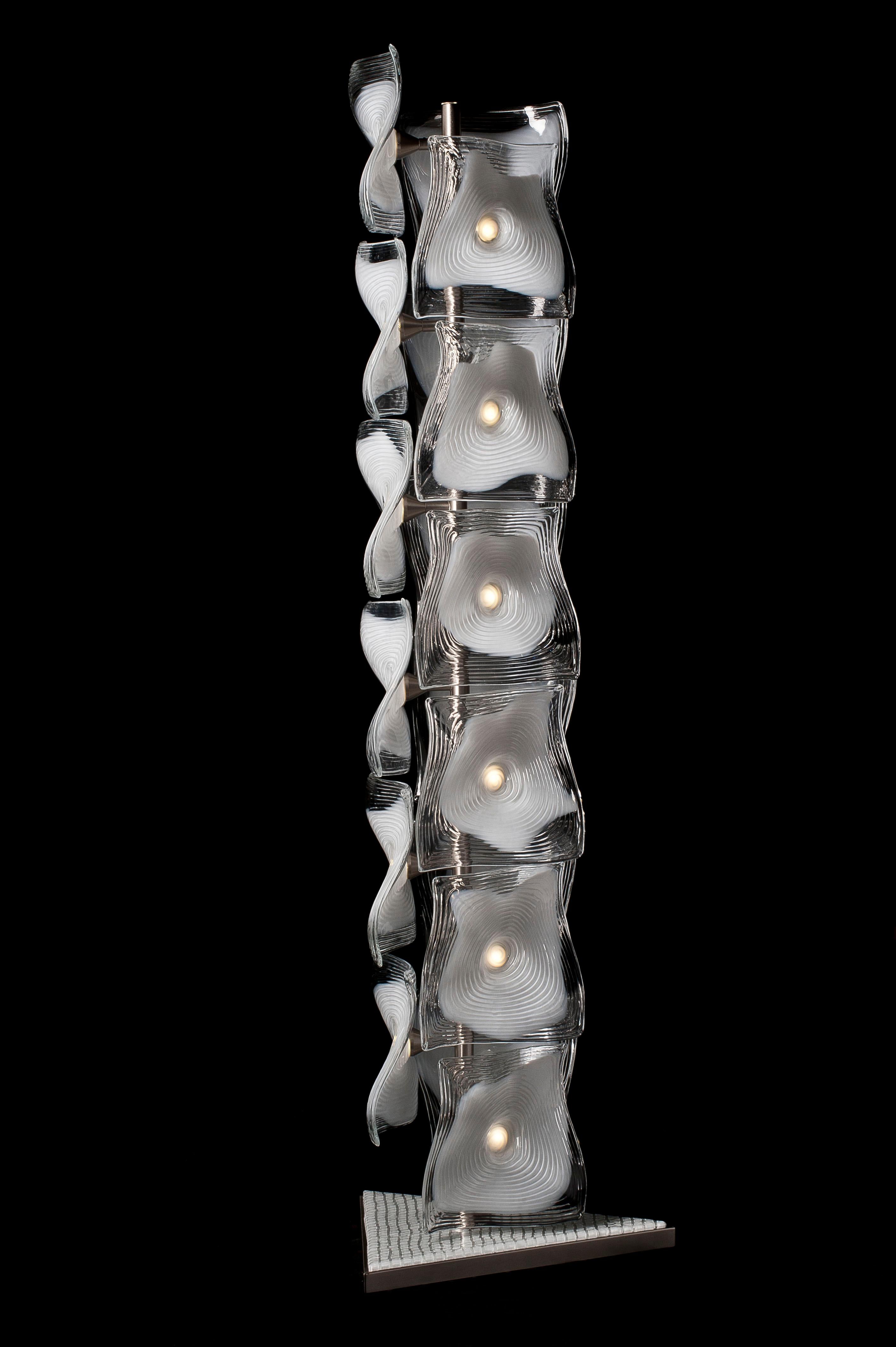Le lampadaire Veliero Terra, conçu par Tadao Ando et fabriqué par Venini, est doté d'une base en métal et d'une murrina en verre. 