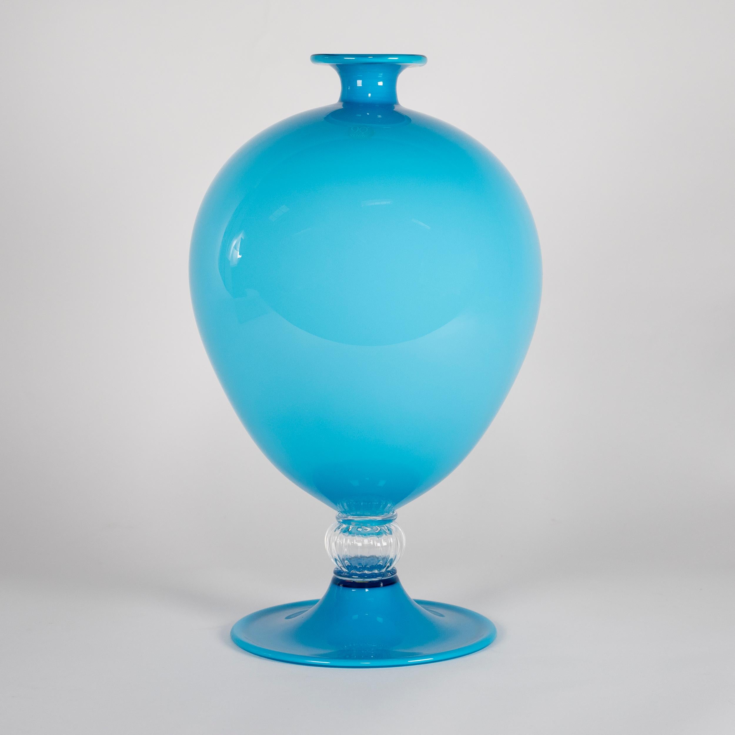 Eccezionale vaso di Venini Veronese, modello 600.01, prodotto nel 2011 in edizione limitata di soli 90 pezzi in occasione del 90° anniversario. Questo esemplare è numerato 13/90, firmato sulla base e accompagnato dalla scatola e dal certificato
