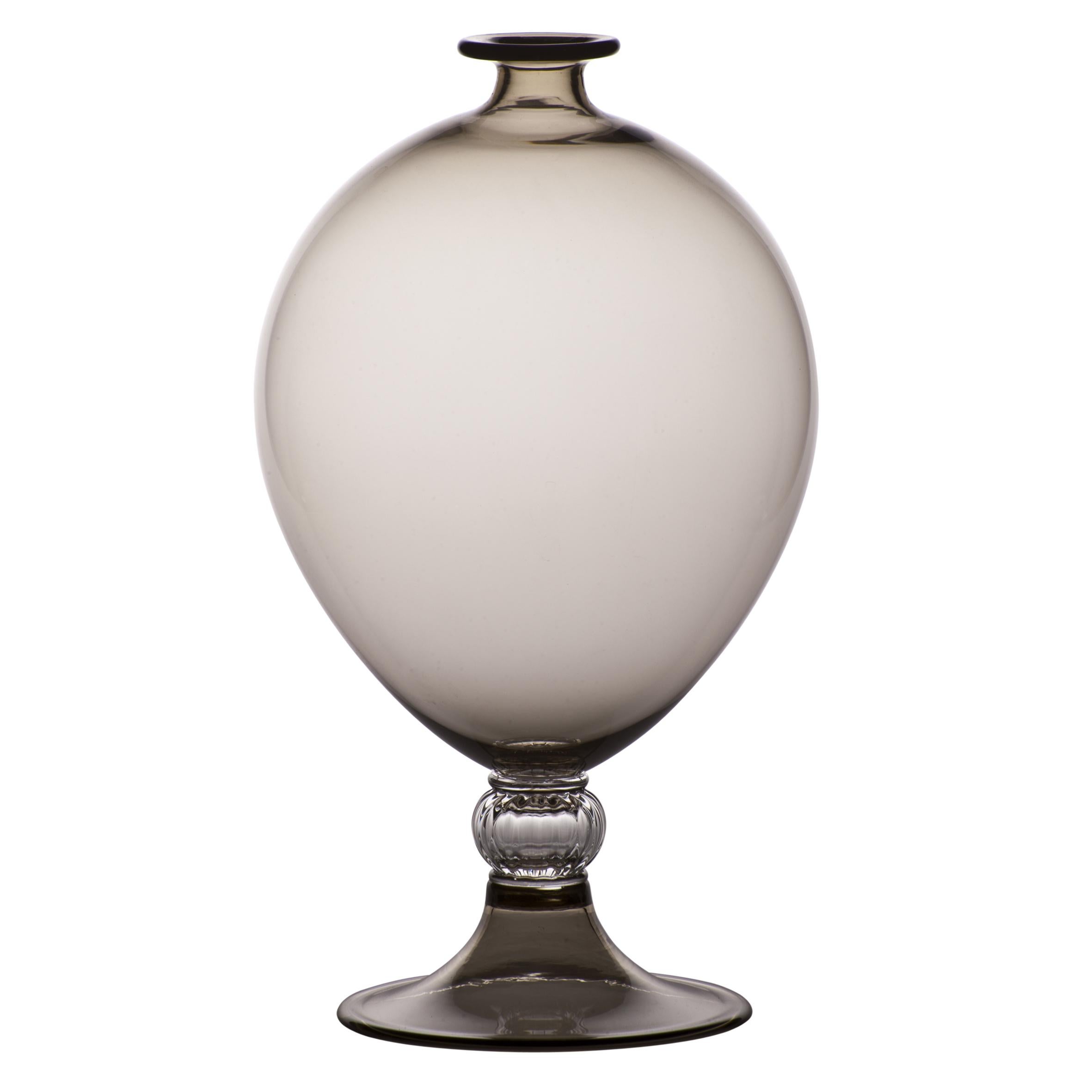 Vase en verre Venini avec corps cylindrique et base décorative en cristal. Présentée dans une classe de couleur grise avec cristal conçue en 1921. Parfait pour la décoration intérieure comme récipient ou comme pièce d'apparat pour n'importe quelle