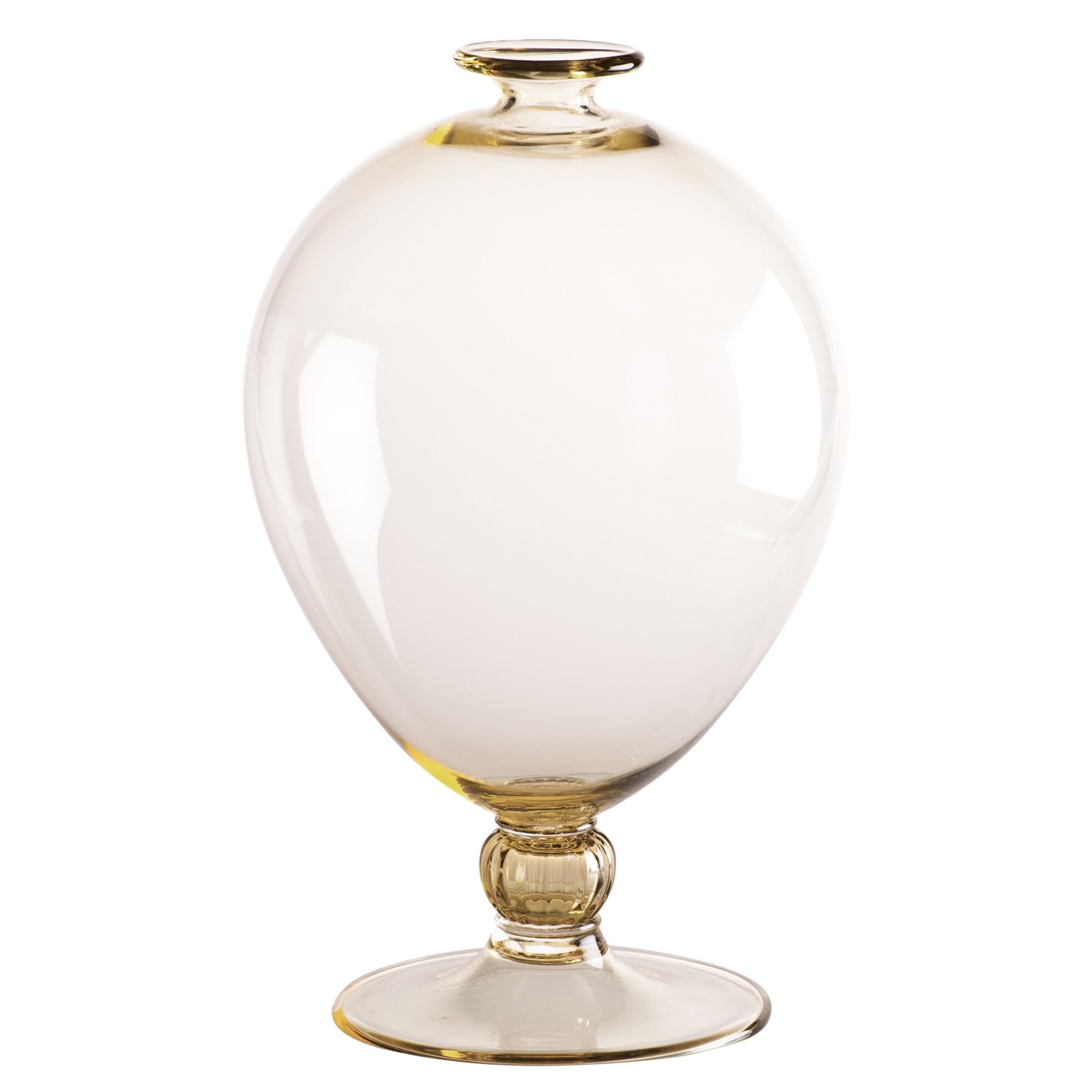 Vase en verre Venini avec corps cylindrique et base décorative en cristal. Présenté en classe de couleur paille et jaune avec cristal conçu en 1921. Parfait pour la décoration intérieure en tant que conteneur ou pièce forte pour n'importe quelle