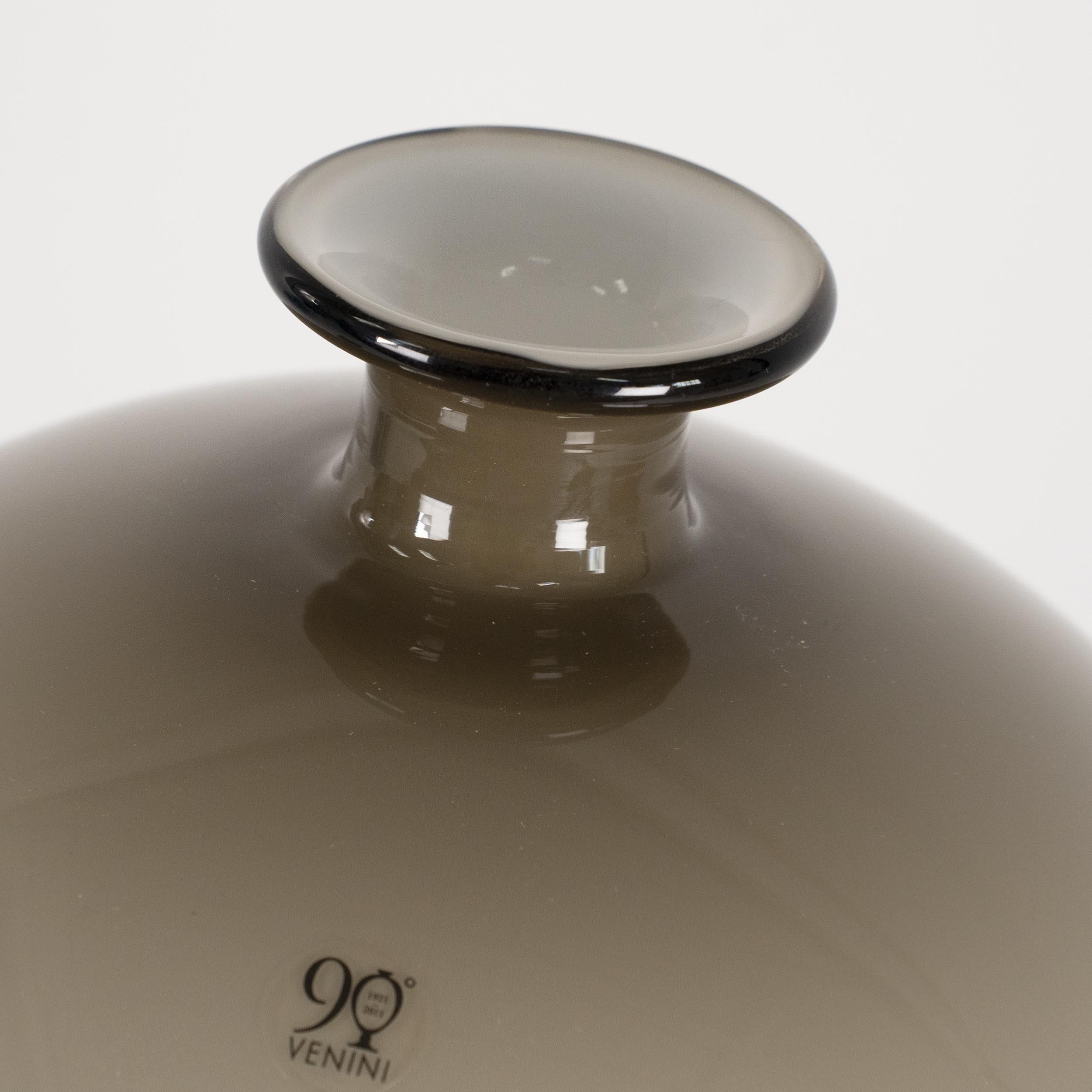 italien VENINI Vase Véronèse 90ème Anniversaire Verre Gris Edition Limitée 13/90 année 2011 en vente