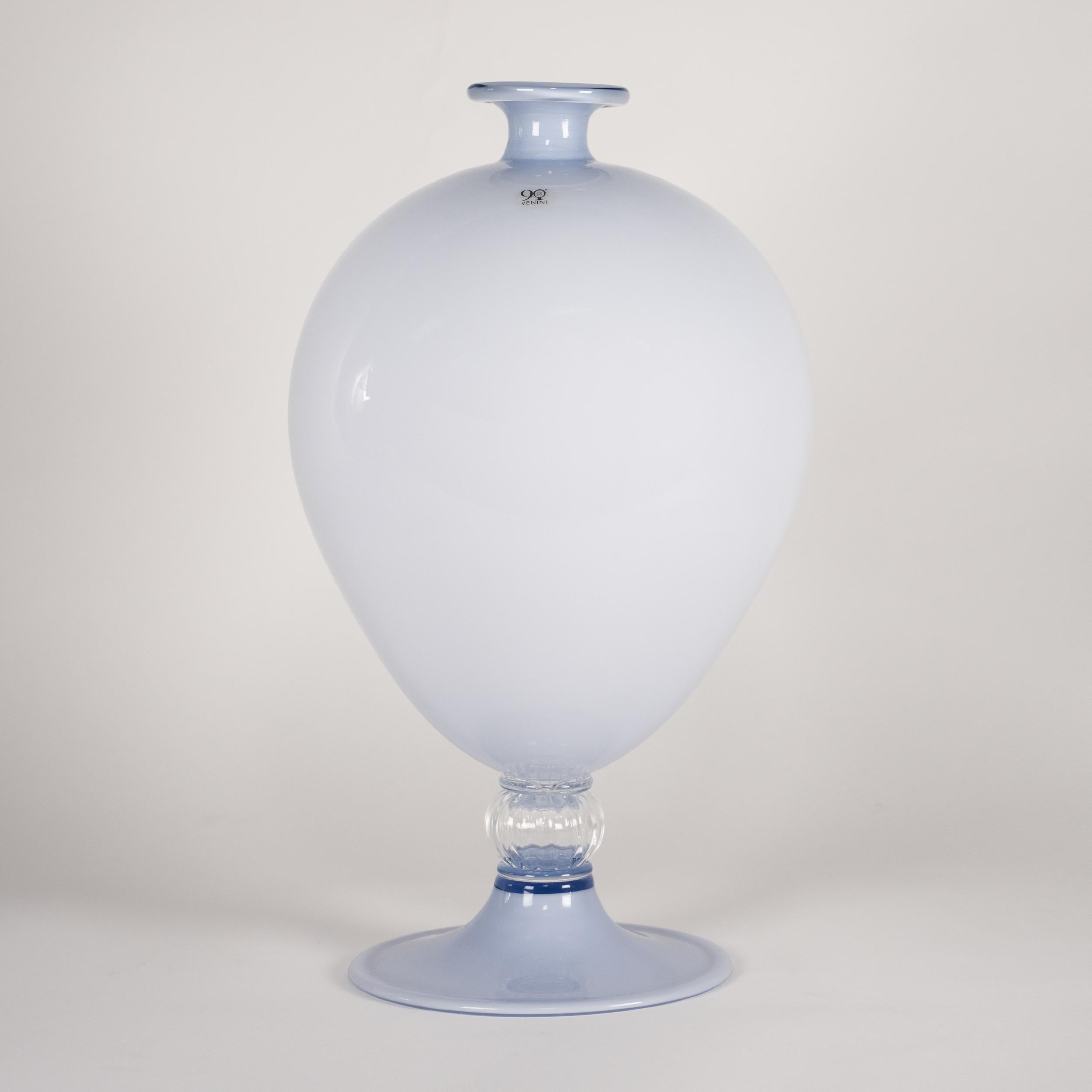 Eccezionale vaso di Venini Veronese, modello 600.01, prodotto nel 2011 in edizione limitata di soli 90 pezzi in occasione del 90° anniversario. Questo esemplare è numerato 13/90, firmato sulla base e accompagnato dalla scatola originale Venini e dal