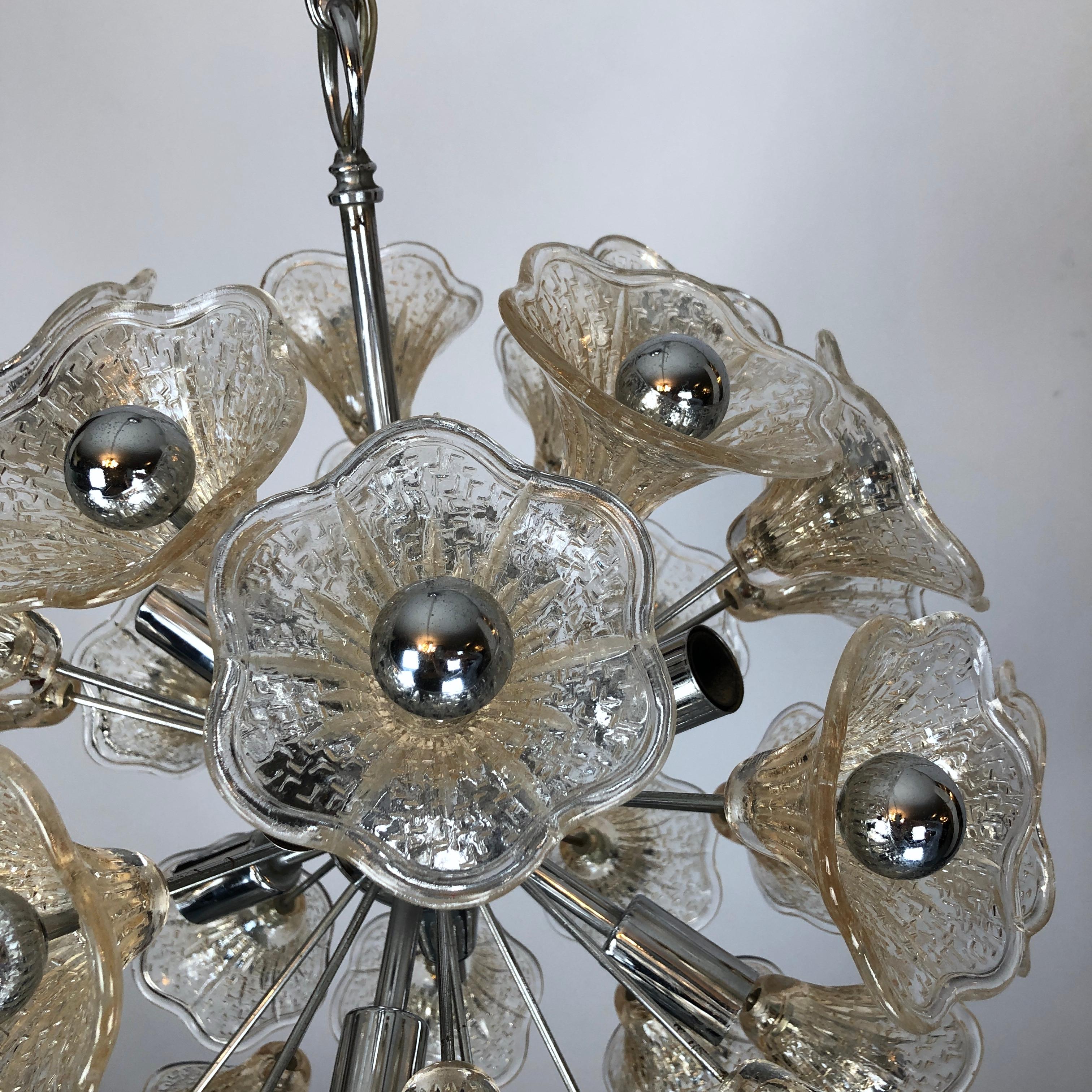 Venini, vintage 35 glass flowers sputnik from 70s For Sale 2
