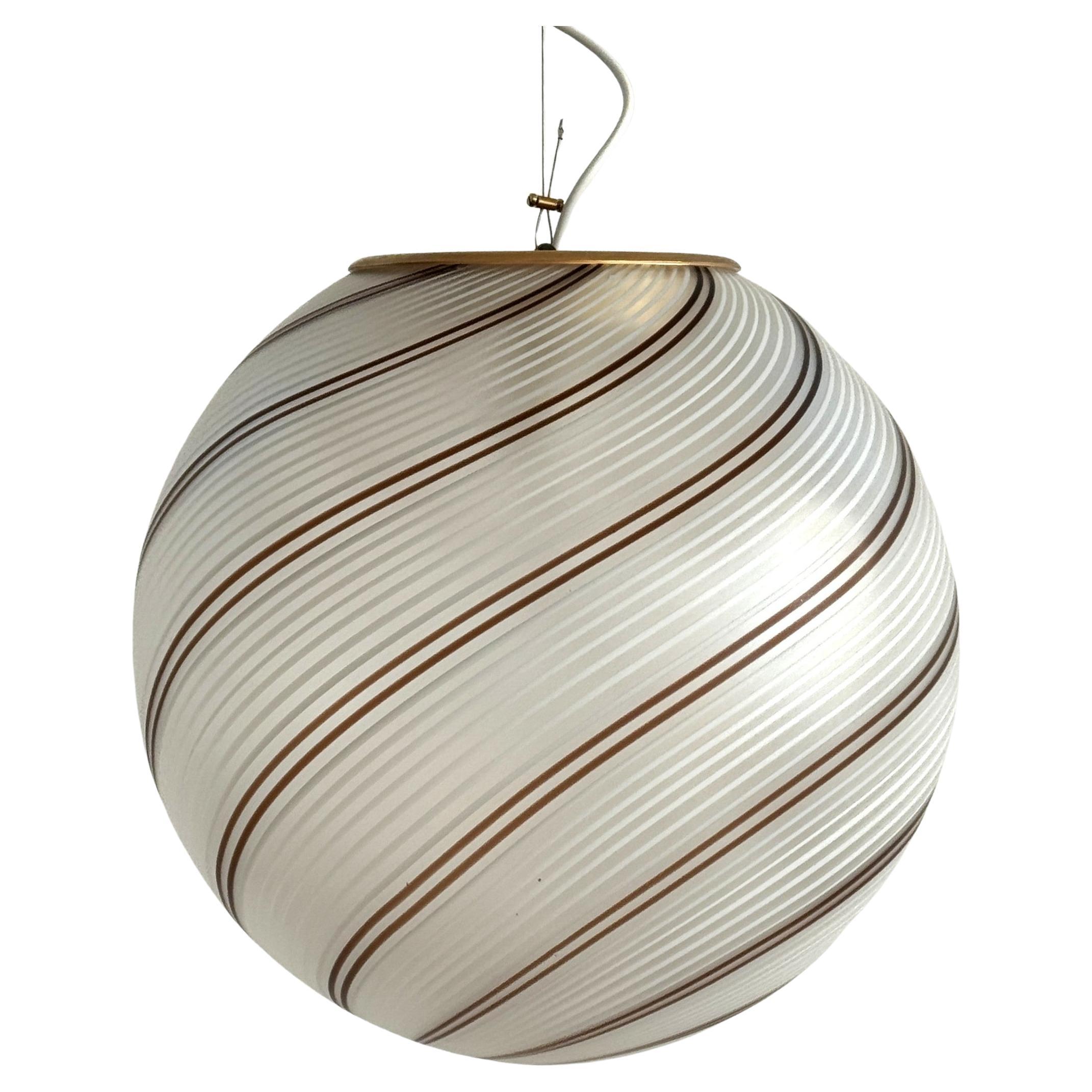 Ciondolo vintage Venini con globo in vetro tessuto di Murano e ottone, anni 
70 in vendita