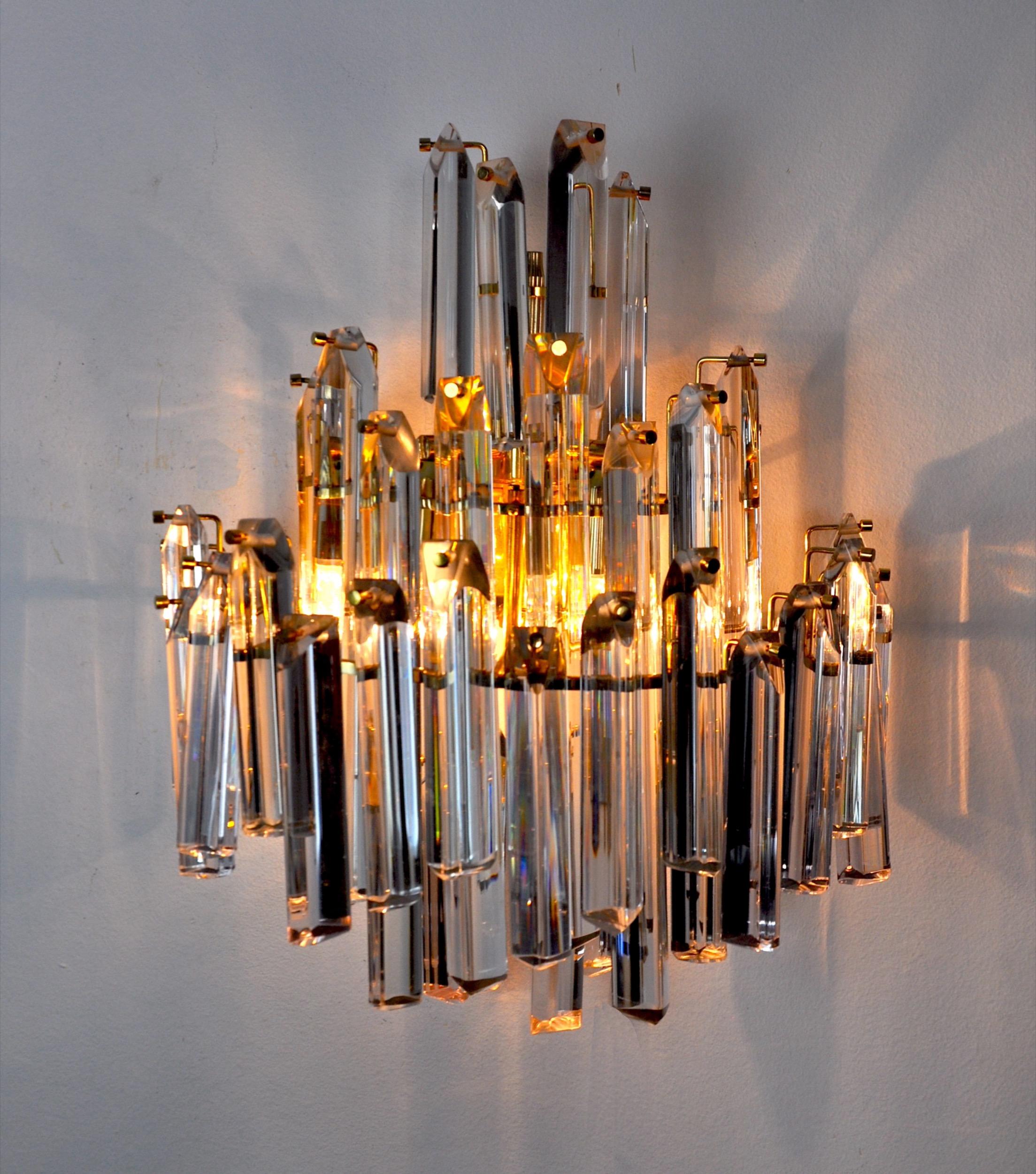 Superb and rare Venini wall lamp 3 levels dating from the 70s.

Murano glass and gilded metal structure.

Unique object that will illuminate and bring a real design touch to your interior.

Verified electricity, time mark consistent with the