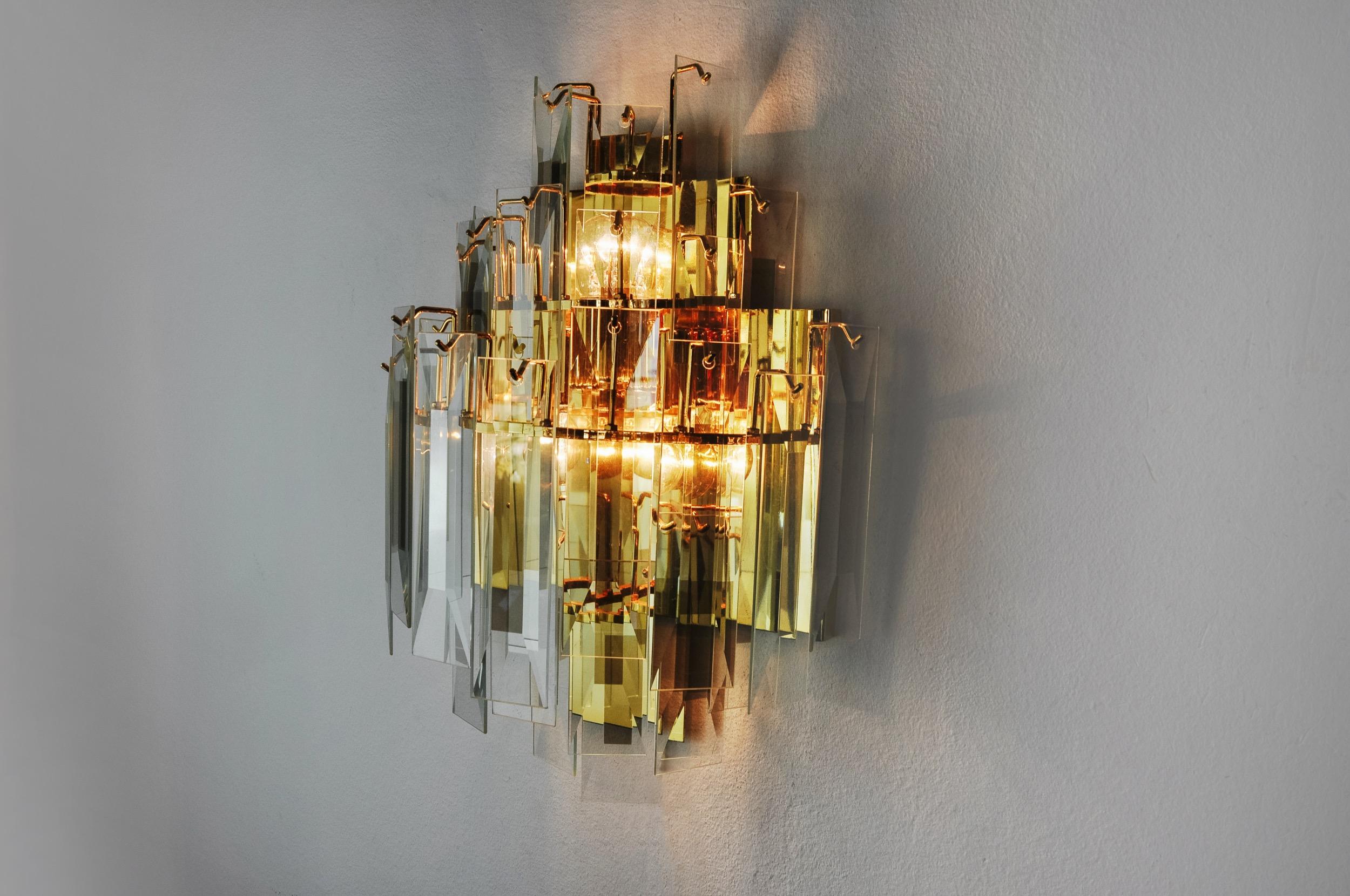 Venini Wall Lamp, Cascading Beveled Glass, Italy, 1970 In Good Condition For Sale In BARCELONA, ES