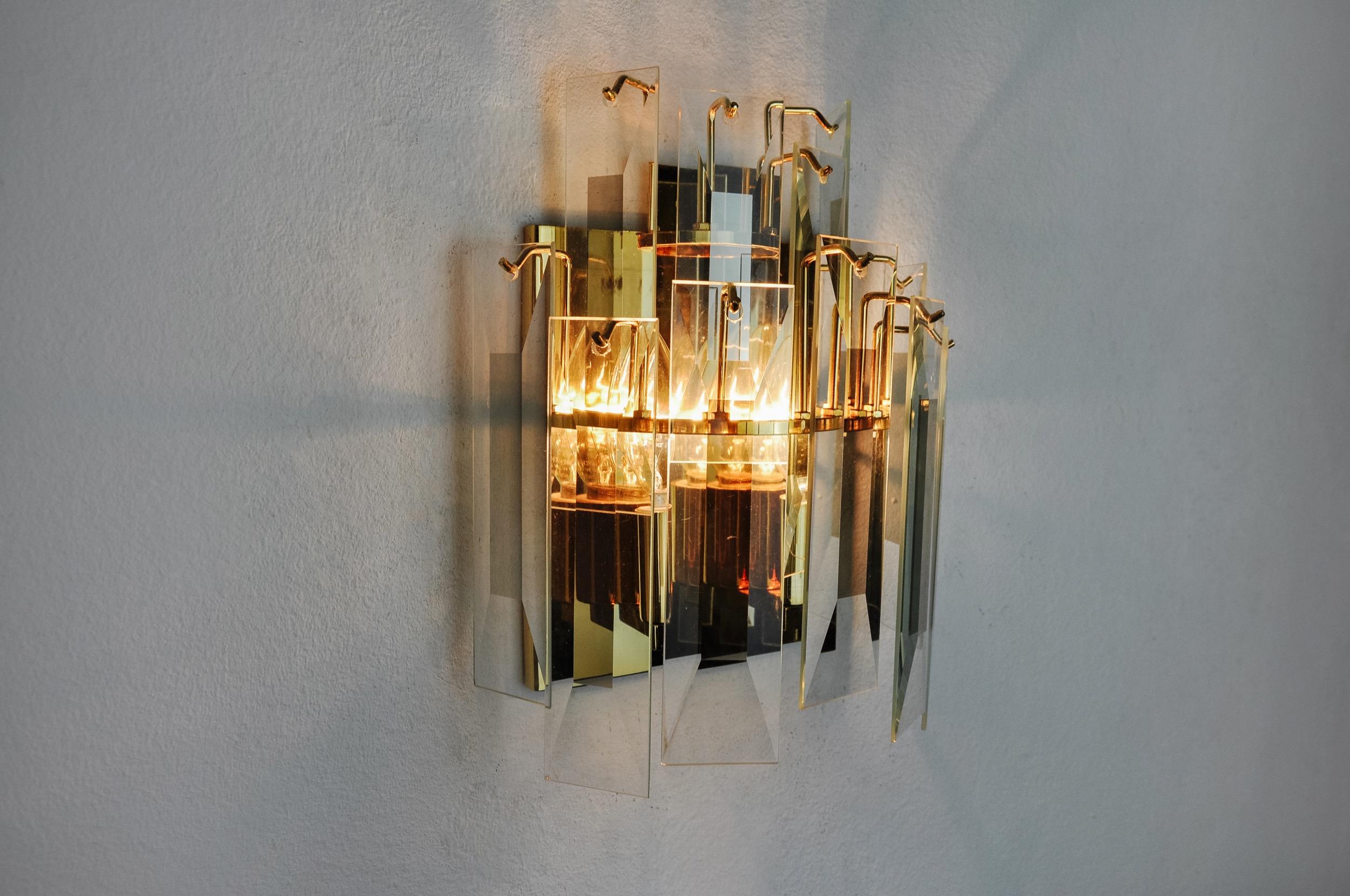 Very beautiful venini wall lamp produced in italy in the 1970s.

Beveled crystals distributed on a gilded metal structure.

Unique object that will illuminate wonderfully and bring a real design touch to your interior.

Verified electricity,