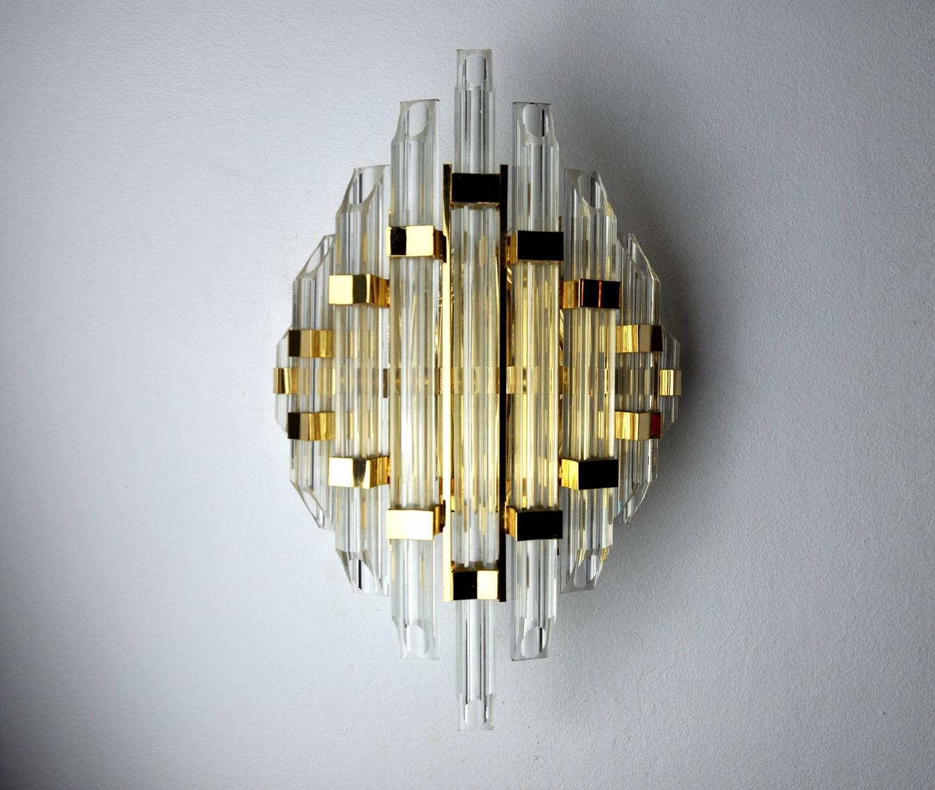 Sehr schöne und große Venini Wandleuchte aus den 70er Jahren. Struktur aus Murano-Glas und vergoldetem Metall. Einzigartiges Objekt, das Ihr Interieur beleuchtet und ihm einen echten Design-Touch verleiht. Elektrizität geprüft, Markierung der Zeit