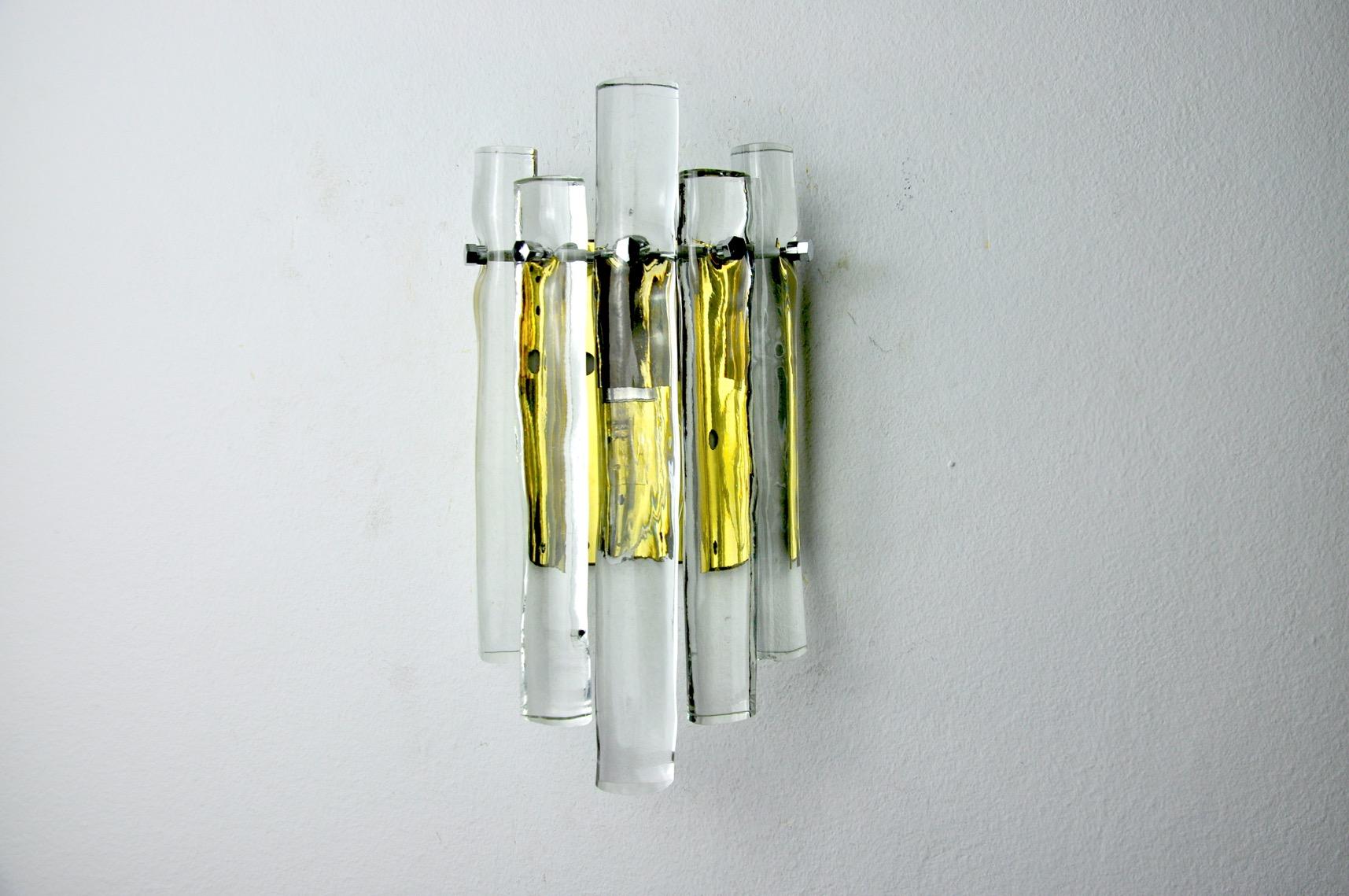 Very beautiful Venini wall lamp from the 70s. Murano glass and gilded metal structure. Unique object that will illuminate and bring a real design touch to your interior. Electricity checked, mark of time relating to the age of the object. Easy