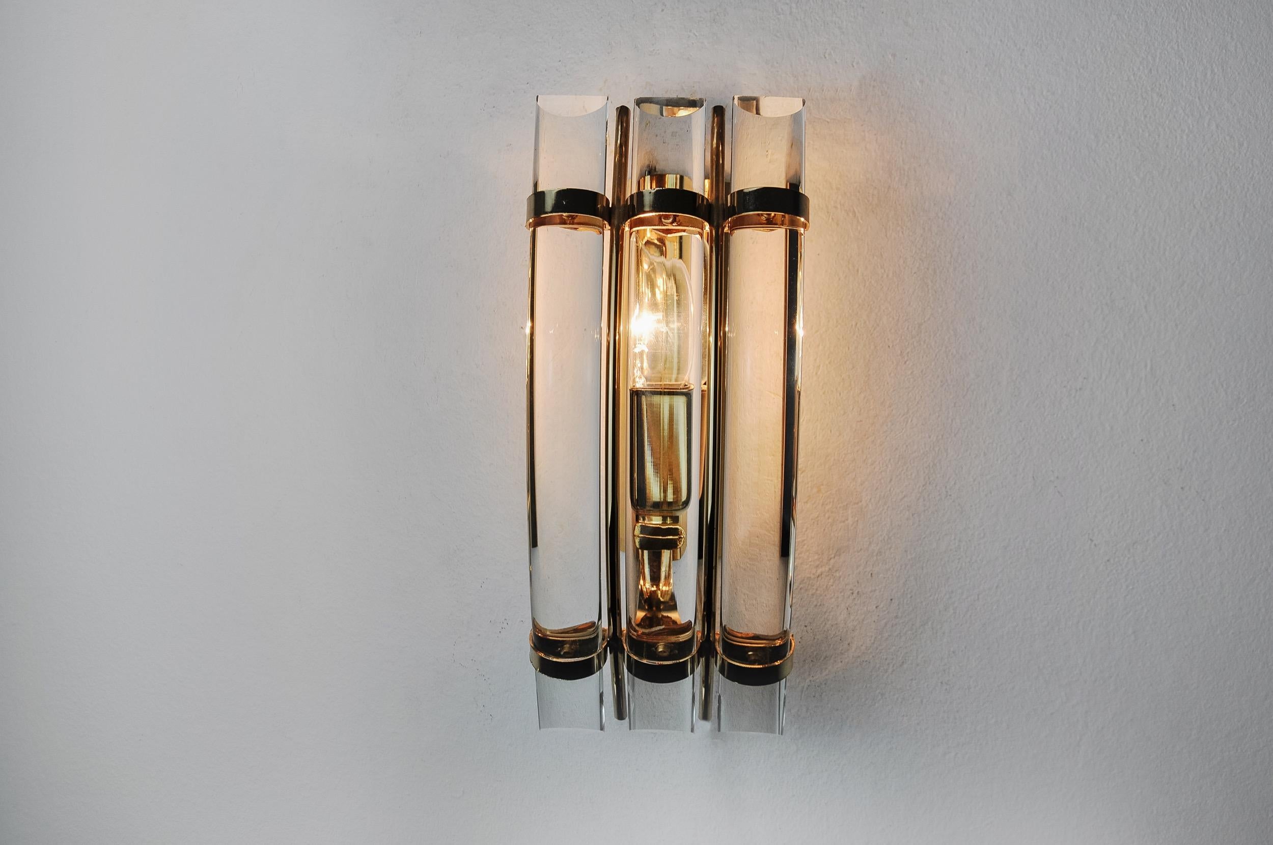 Very beautiful Venini wall lamp produced in Italy in the 70s. Curved half-moon crystals supported by a gold metal structure. Unique object that will illuminate wonderfully and bring a real designer touch to your interior. Electricity checked, time