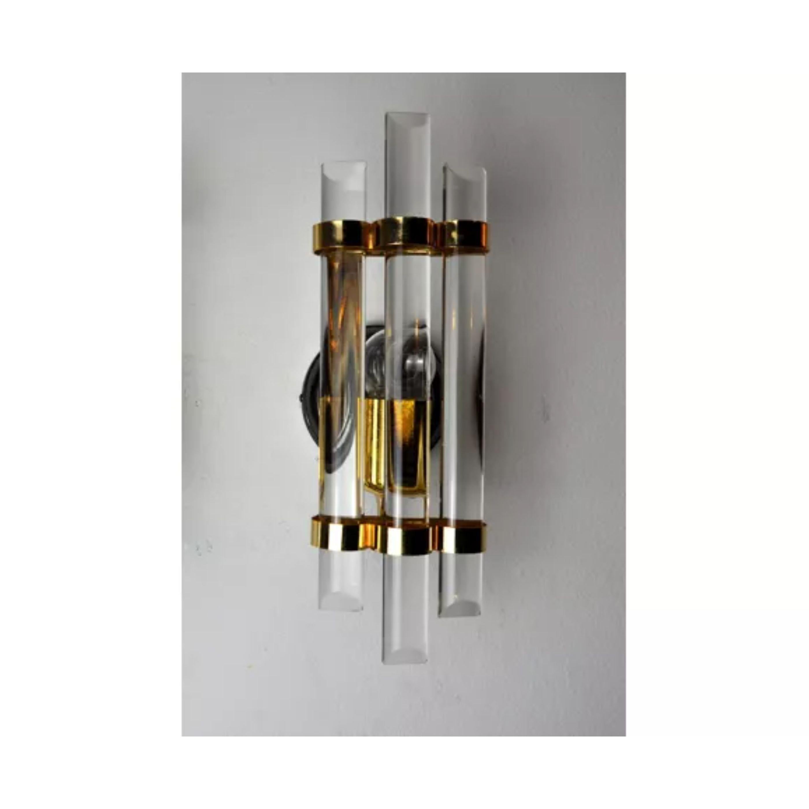 Very beautiful venini wall lamp produced in Italy in the 70s. Cut glass and structure in gilded metal. Unique object that will illuminate wonderfully and bring a real design touch to your interior. Electricity checked, mark of time in accordance