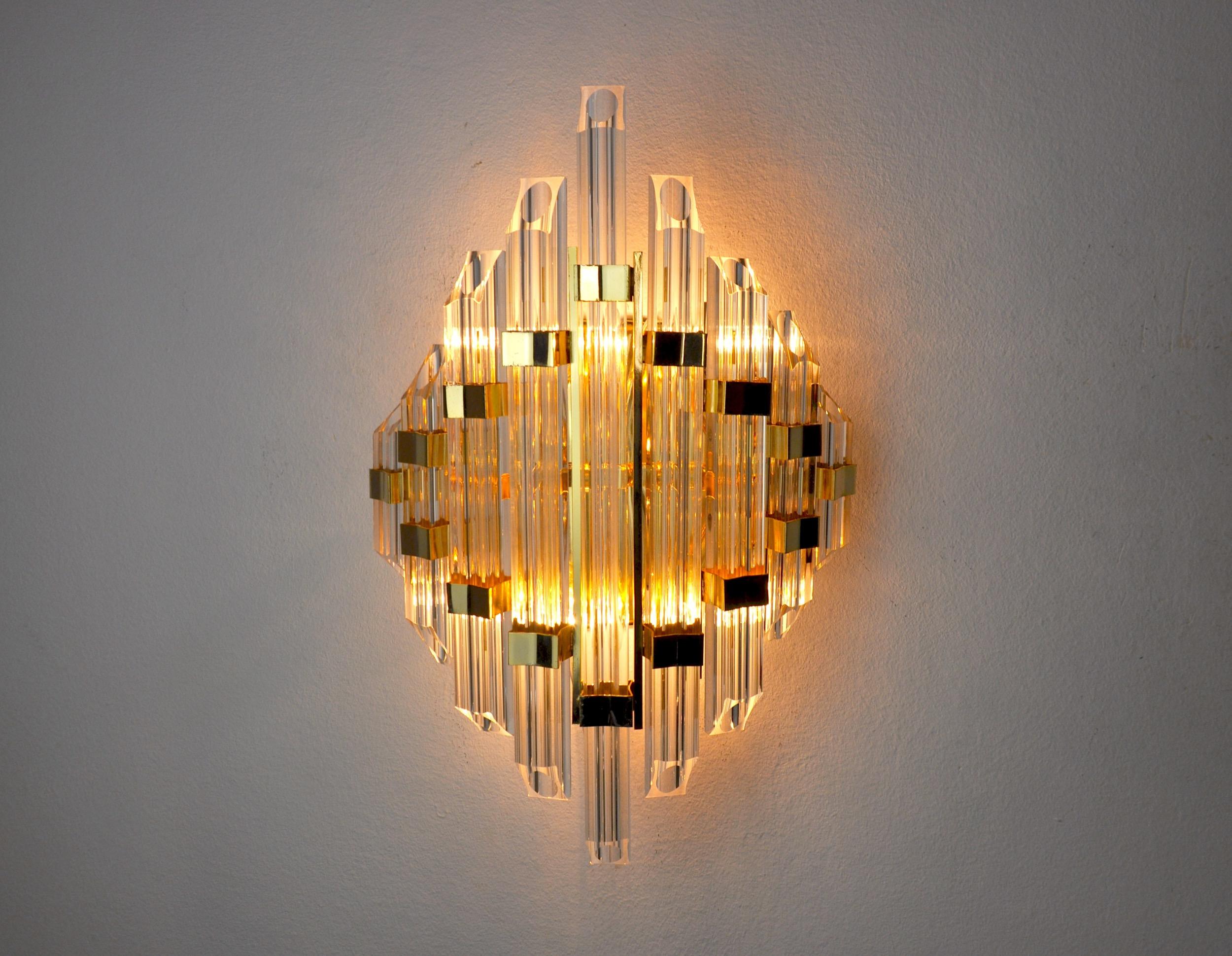 Very beautiful and large tubular venini wall lamp designated and produced in italy in the 70s.

Tubular cut glass and gilded metal structure.

Unique object that will illuminate and bring a real design touch to your interior.

Verified