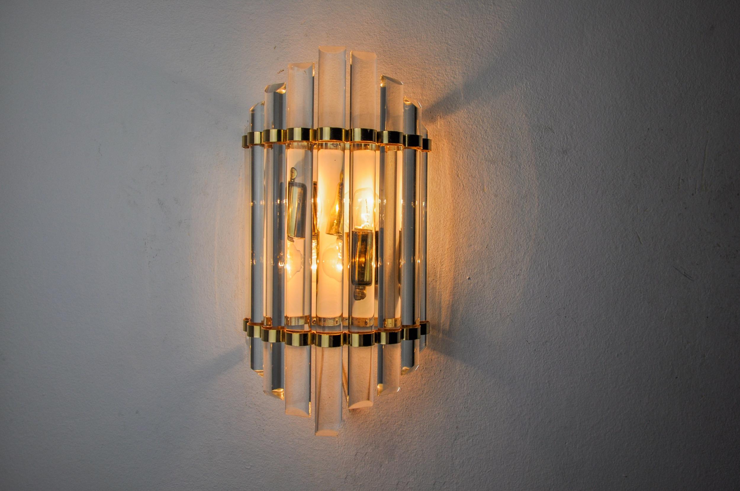 Very beautiful and large venini wall lamp produced in italy in the 70s. Triedi crystals supported by a gilded metal structure. Unique object that will illuminate wonderfully and bring a real design touch to your interior. Verified electricity, time