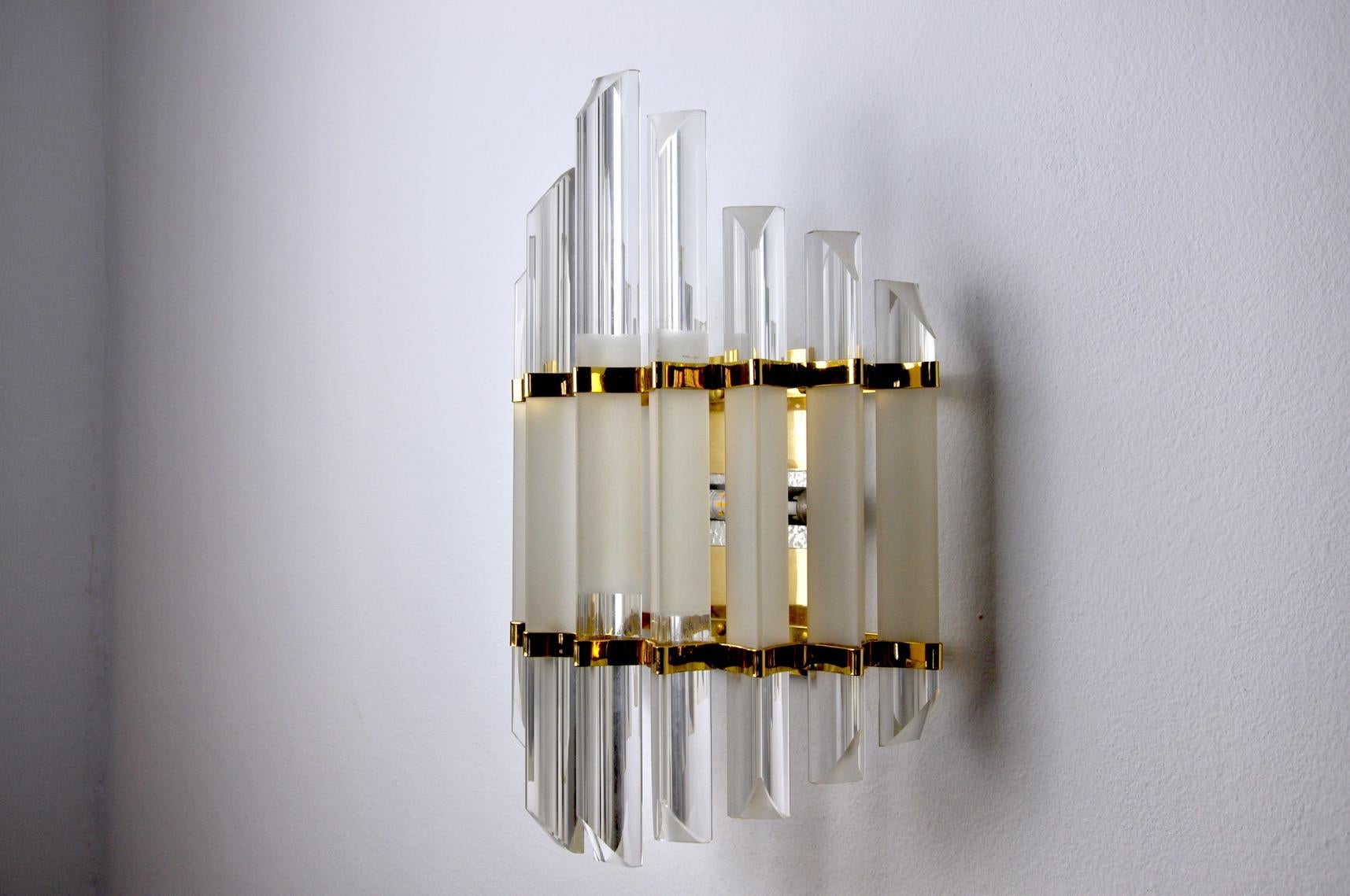 Very beautiful venini wall light from the 70s. Triedri glass and gilded metal structure. Unique object that will illuminate and bring a real design touch to your interior. Electricity checked, mark of time in accordance with the age of the object.
