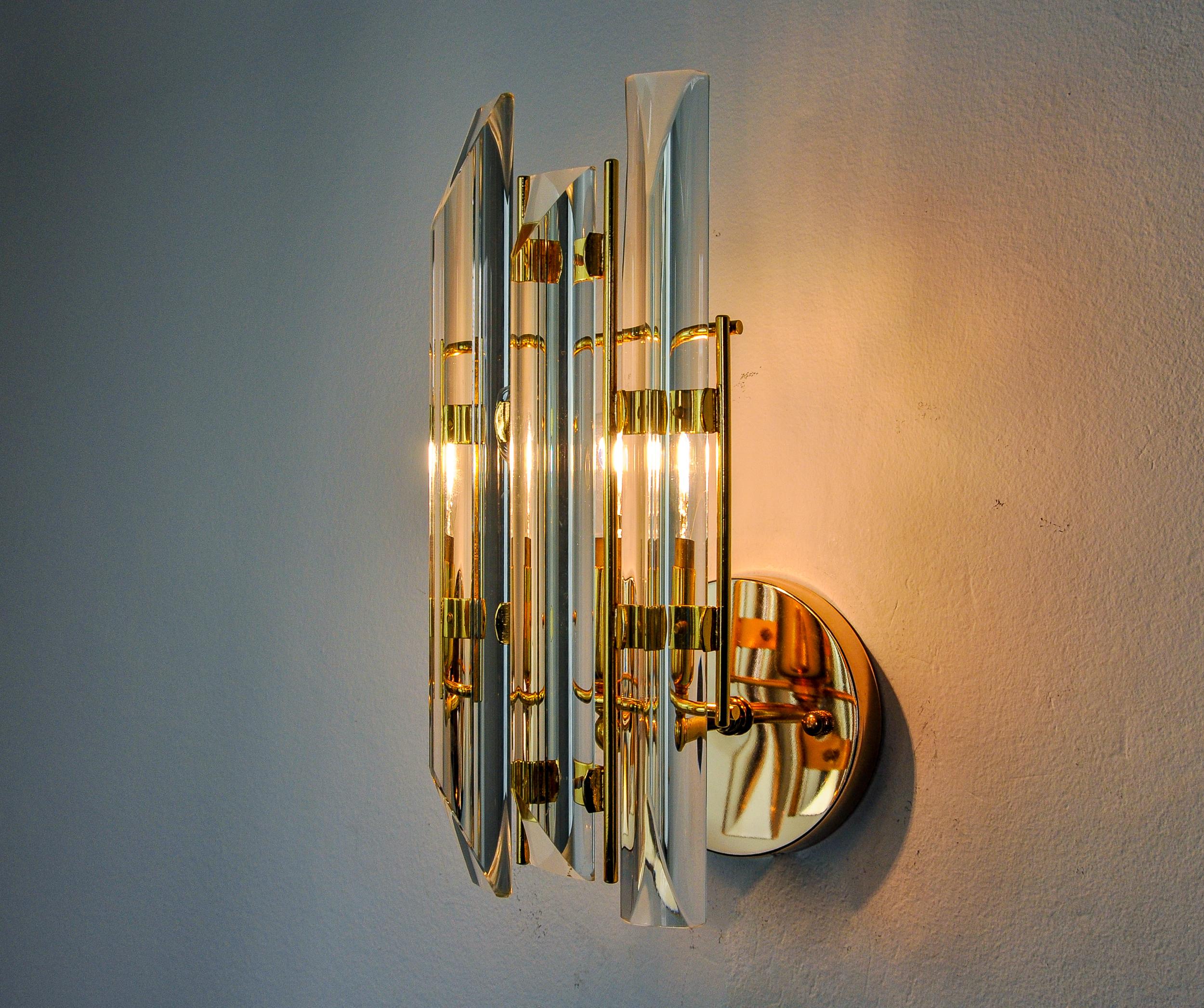 Very beautiful Venini wall light produced in Italy in the 70s. Triedi crystals supported by a gilded metal structure. Unique object that will illuminate wonderfully and bring a real design touch to your interior. Electricity checked, mark of time