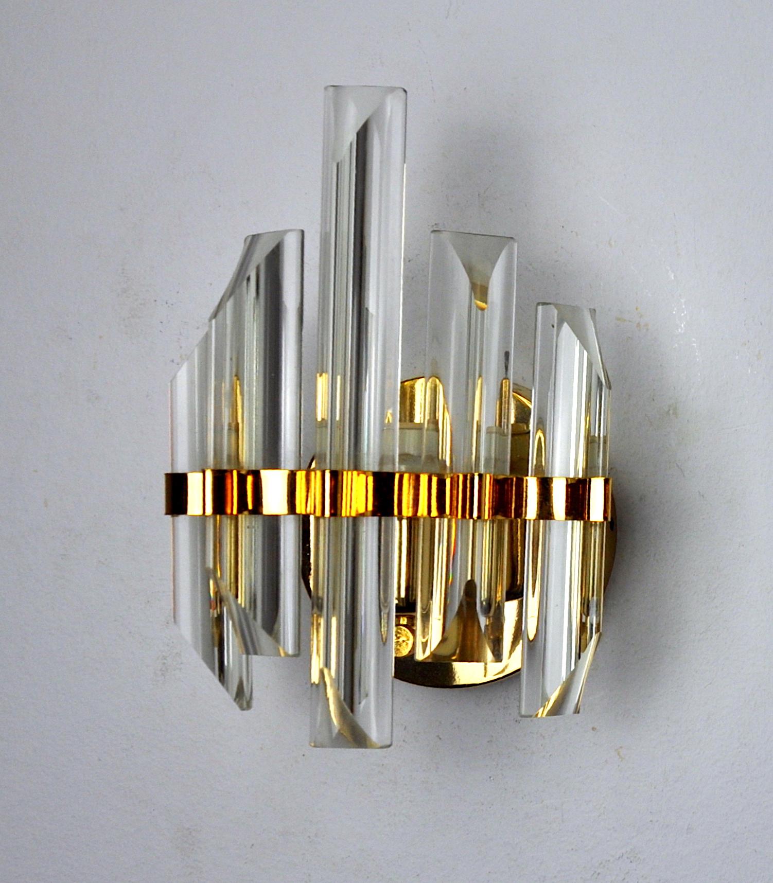 Very beautiful venini wall light from the 70s. Cut glass and silver metal structure. Unique object that will illuminate and bring a real design touch to your interior. Electricity checked, mark of time relating to the age of the object. Easy