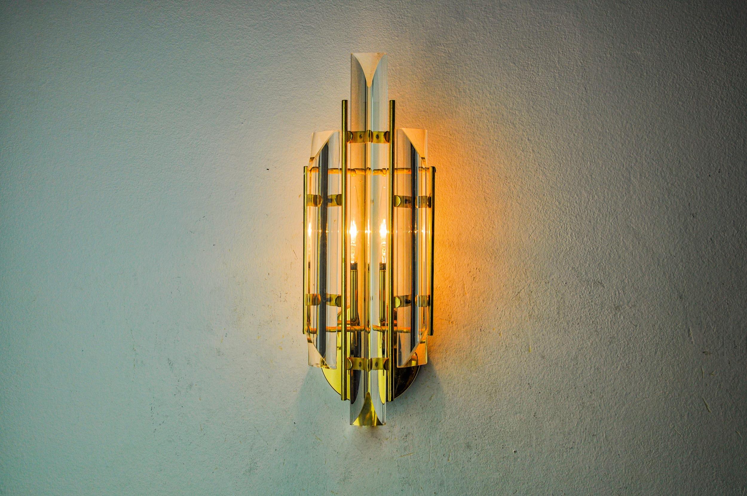 Very beautiful Venini wall light produced in Italy in the 70s. Triedi crystals supported by a gilded metal structure. Unique object that will illuminate wonderfully and bring a real design touch to your interior. Electricity checked, mark of time