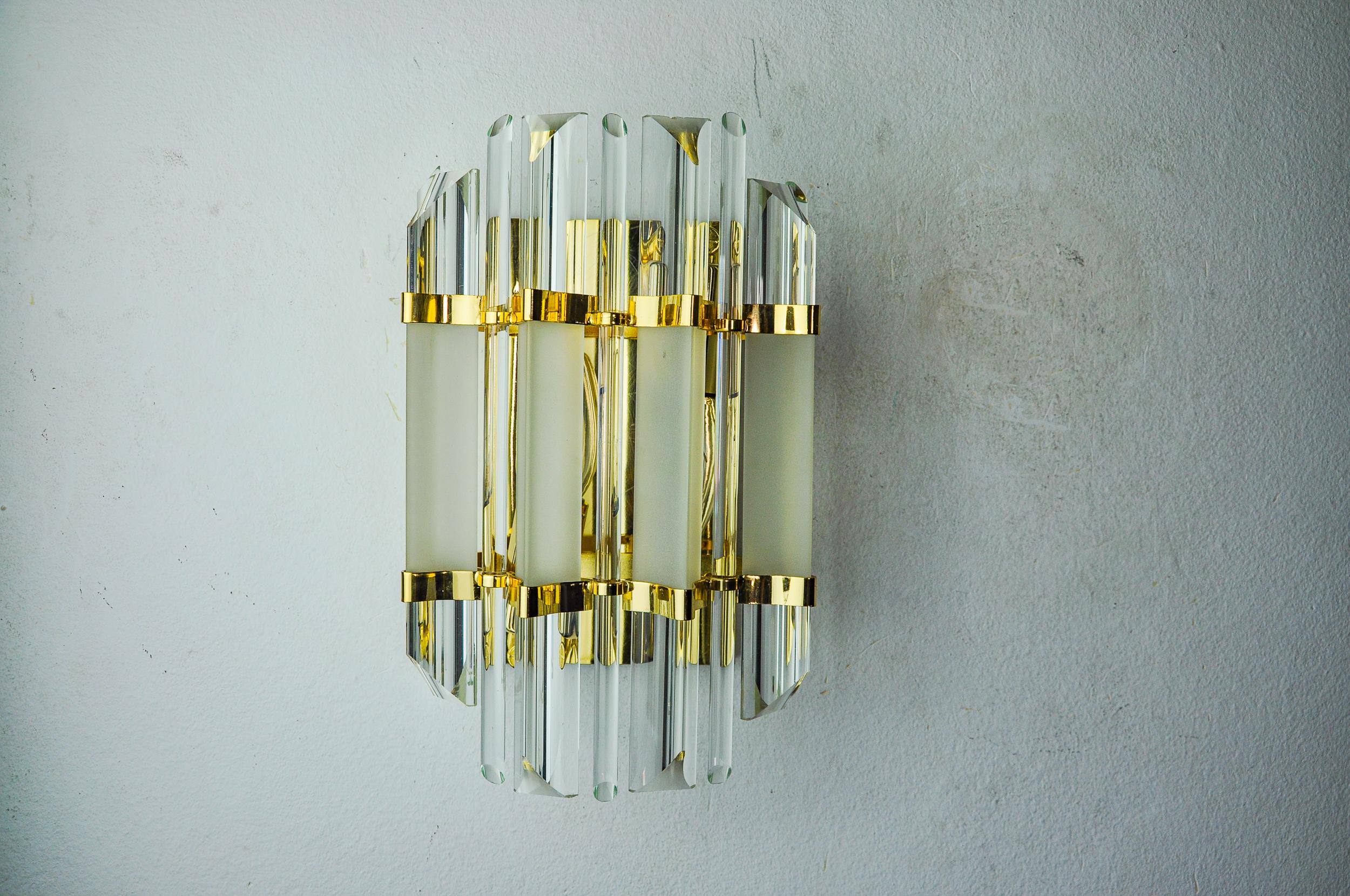 Bellissima applique Venini prodotta in Italia negli anni '70. Cristalli Triedi sostenuti da una struttura in metallo dorato. Un oggetto unico che illuminerà meravigliosamente e darà un vero tocco di design ai tuoi interni. Elettricità controllata,