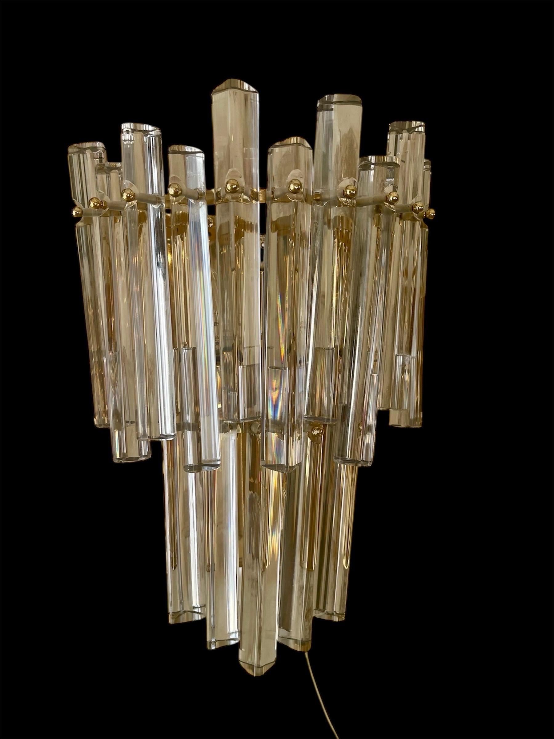 Venini Wandleuchte aus Murano Glas mit Iridium Glas. Das Design und die Qualität des Glases machen dieses Stück zu einem der besten in Sachen Design.
Dieser Wandleuchter ist in gutem Zustand.
Venini ist ein italienisches Unternehmen, das für seine