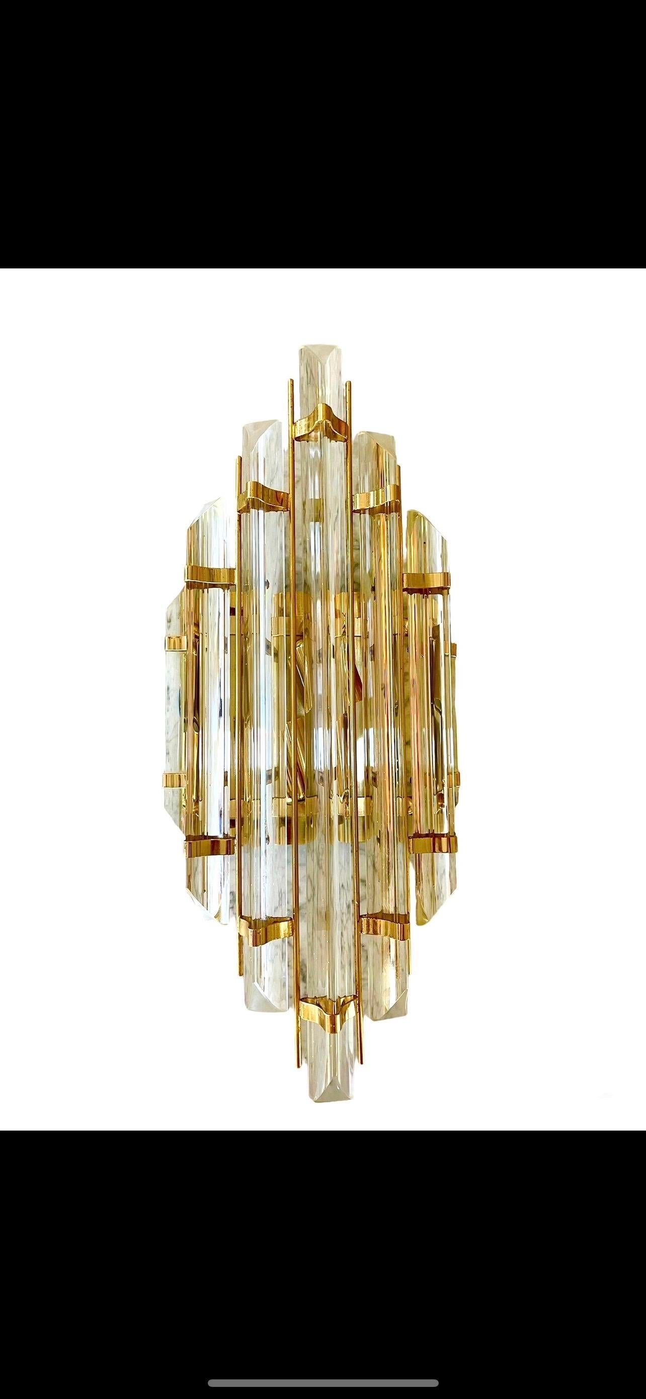 Venini wall lamp in Murano glass with iridium glass. The design and the quality of the glass make this piece the best in design.
This pair of sconces is in good condition.
Venini is an Italian company known for its high quality handcrafted lighting.