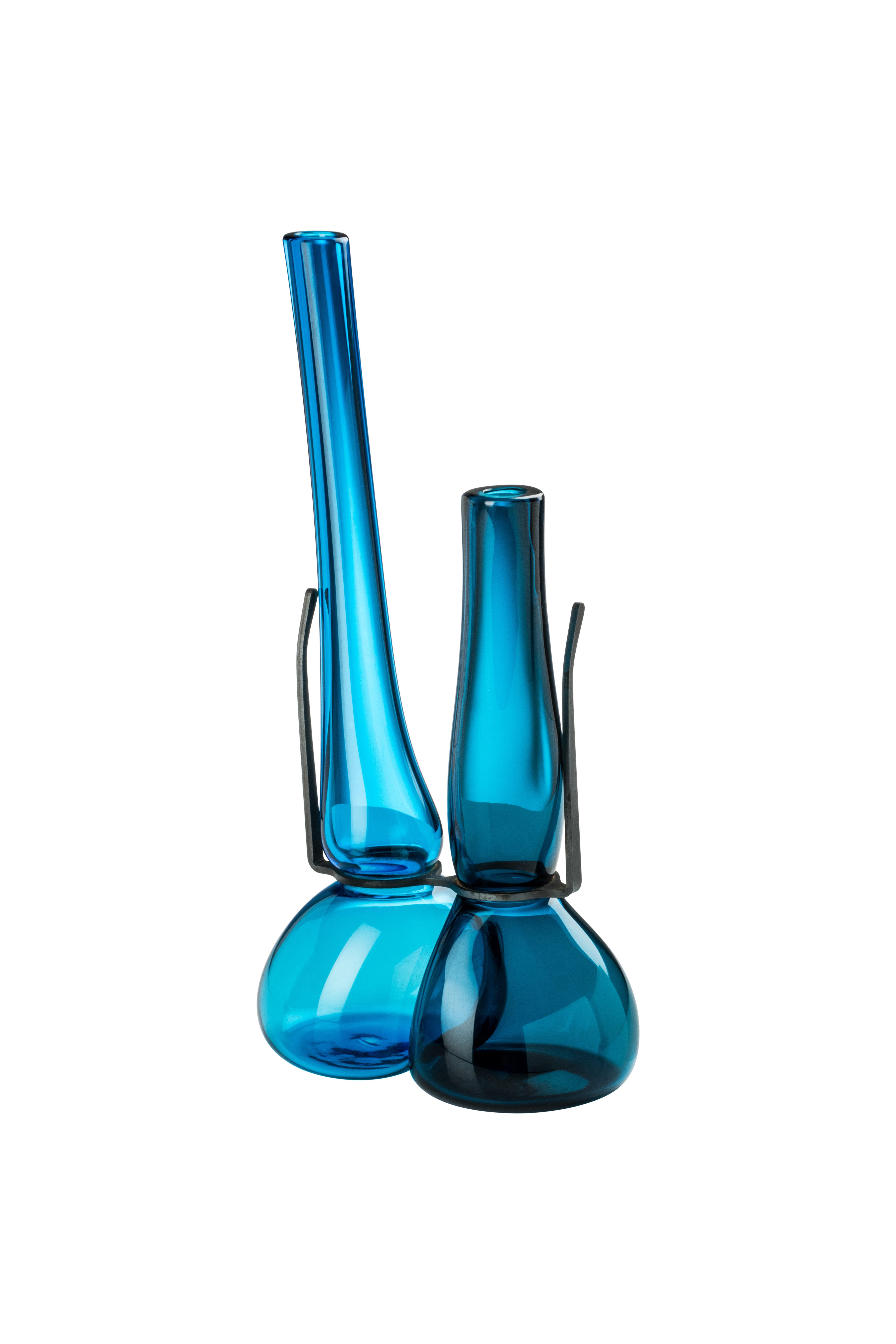 Venini Doppelglasvase in Aquamarin und Horizontblau, entworfen von Ron Arad im Jahr 2018. Perfekt für die Innendekoration als Behälter oder als Schmuckstück für jeden Raum. Auch in anderen Farben auf 1stdibs erhältlich.

Abmessungen: 20 cm