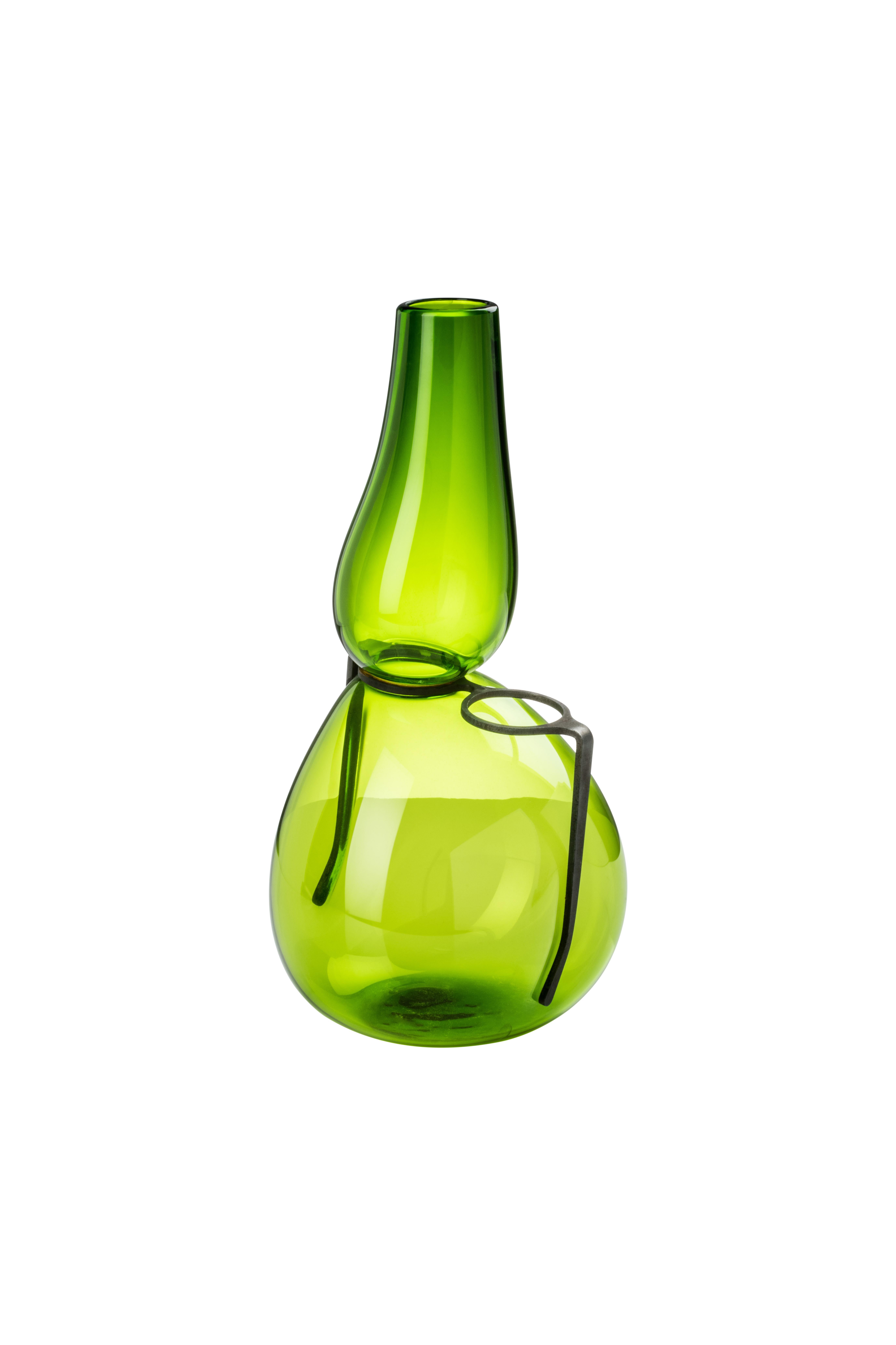 Vase en verre Venini avec un col étroit et une sculpture de verres en verre noir. Présenté dans un verre de couleur vert gazon. Parfait pour la décoration intérieure en tant que conteneur ou pièce forte pour n'importe quelle pièce.

Dimensions :